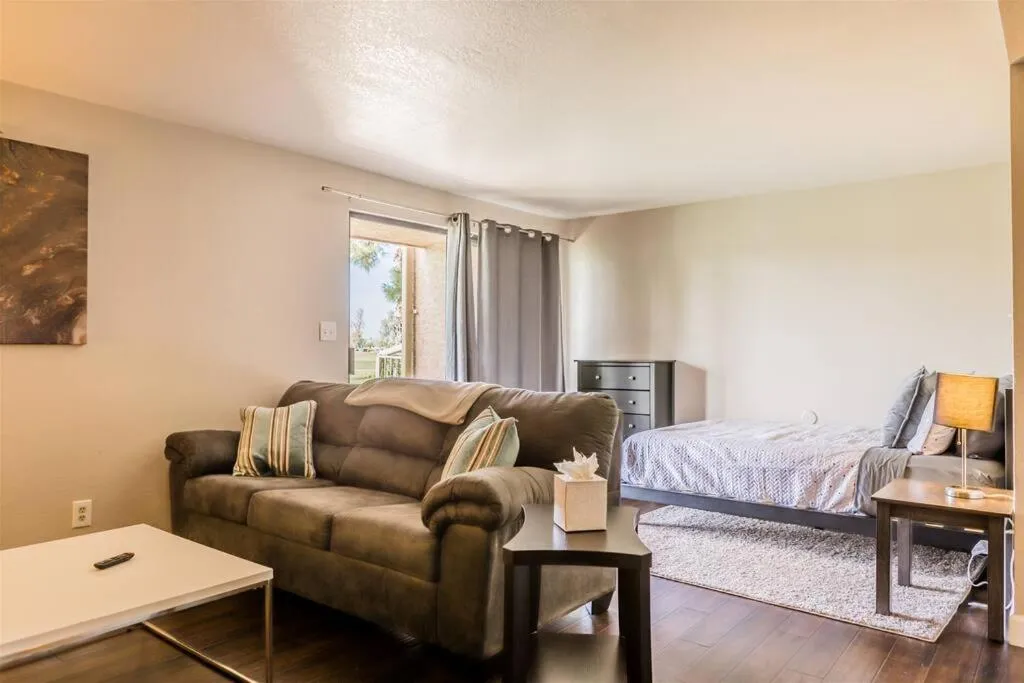 Gated Dobson Ranch townhouse, balcony, golf views