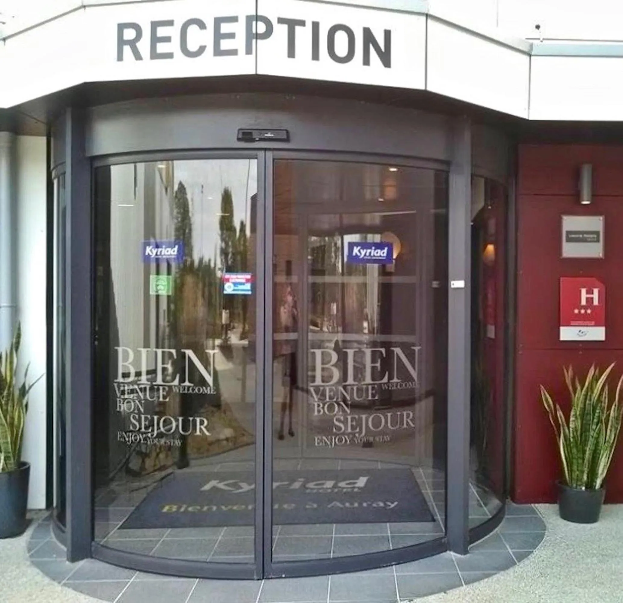 Facade/entrance in Kyriad Auray