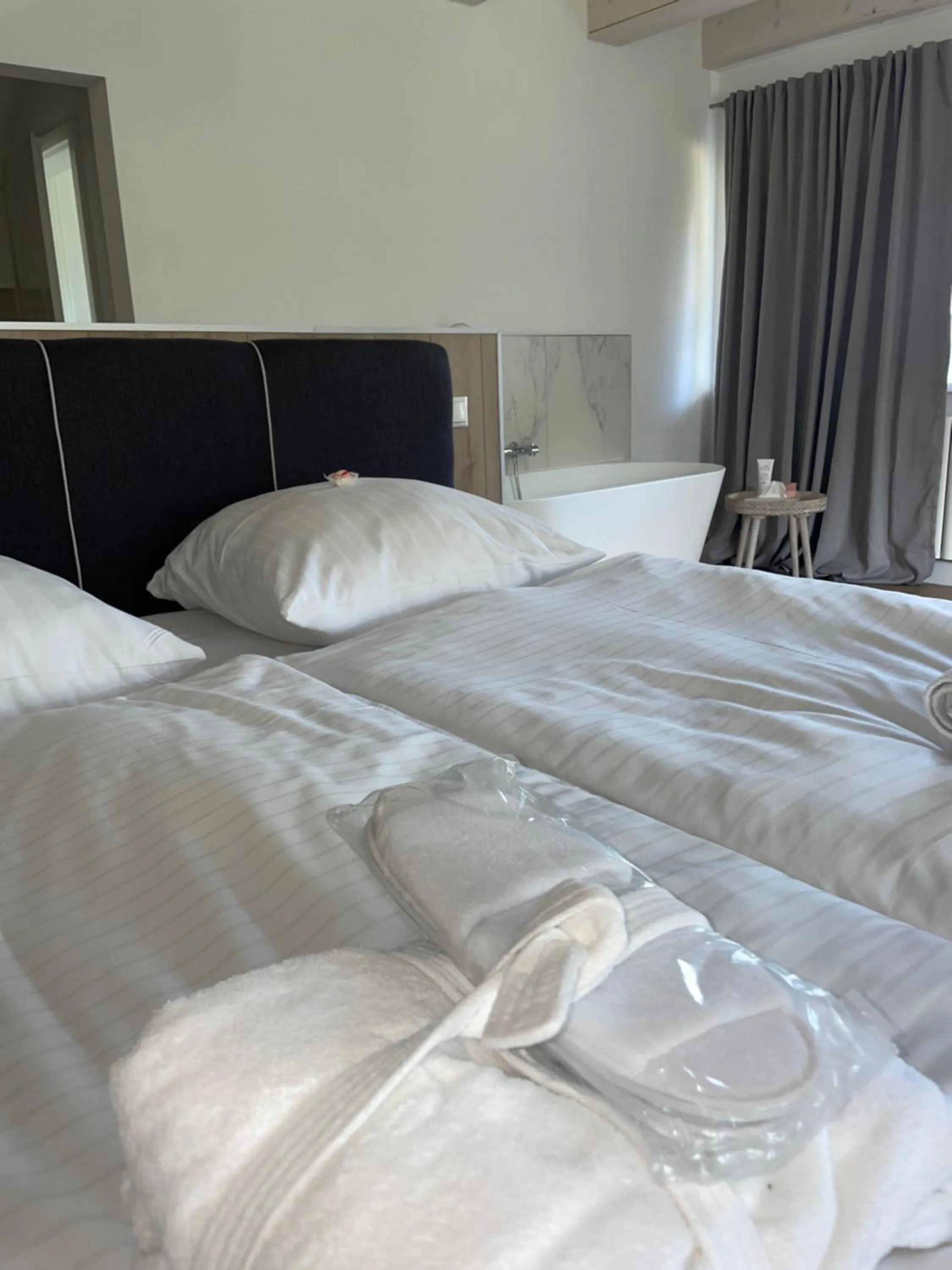 Bedroom, Bed in Romantik Hotel Kaufmannshof