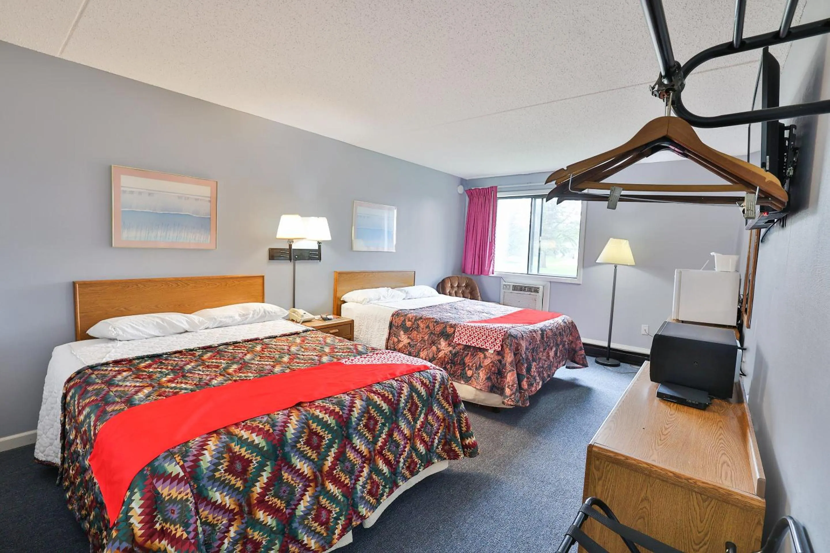 Bedroom, Bed in OYO Hotel Pipestone MN, Canterbury Park