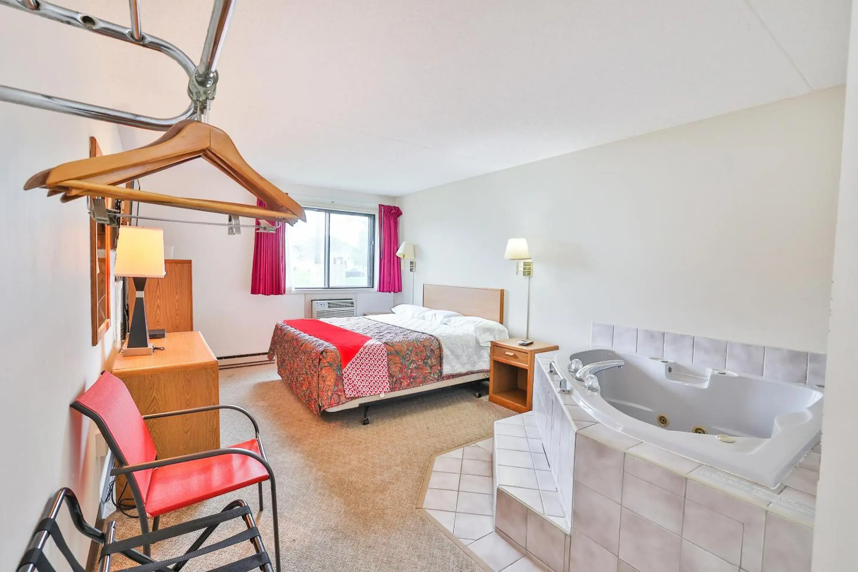 King Bed with Jetted Tub in OYO Hotel Pipestone MN, Canterbury Park King Bed with Jetted Tub in OYO Hotel Pipestone MN, Canterbury Park