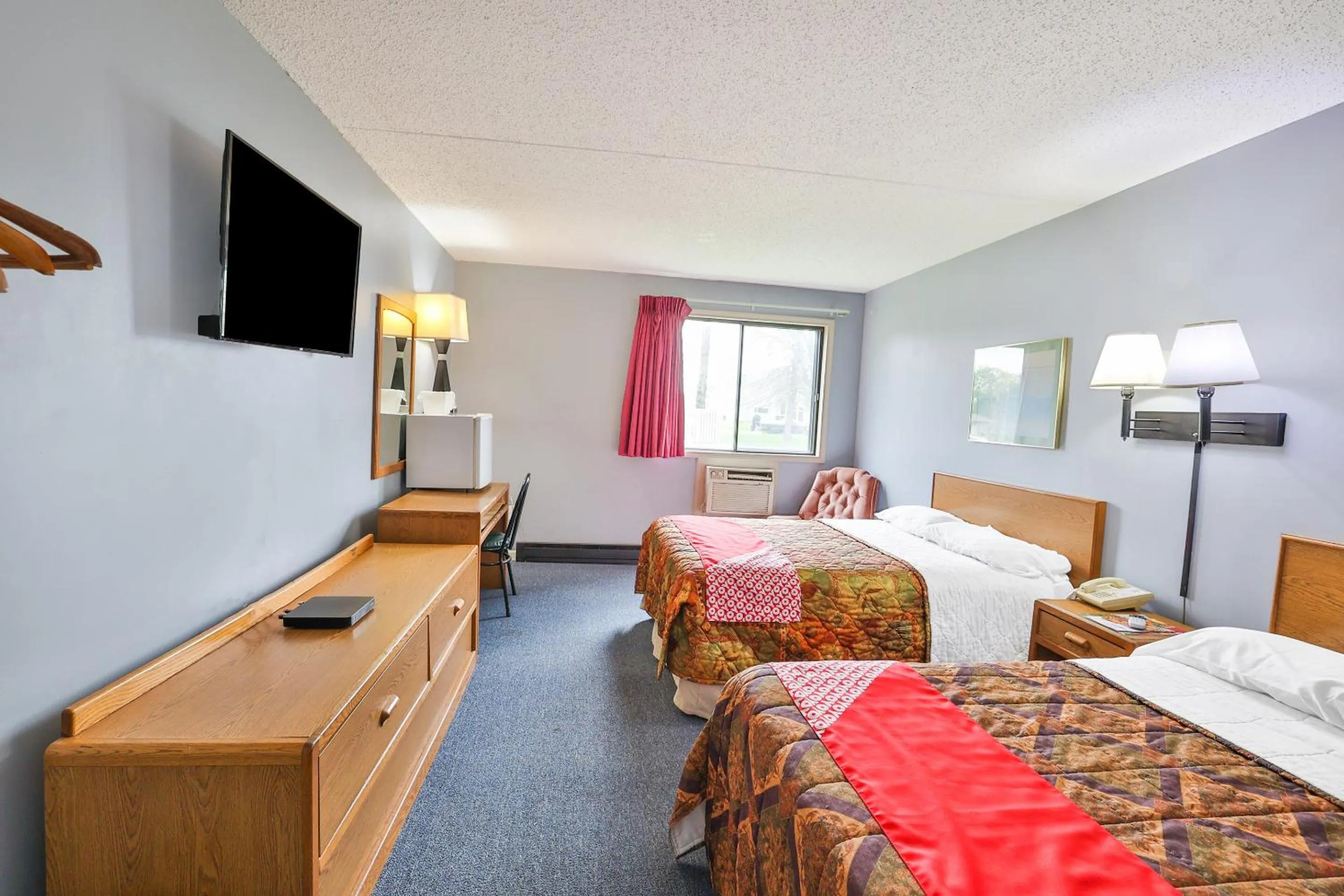 Bedroom, Bed in OYO Hotel Pipestone MN, Canterbury Park