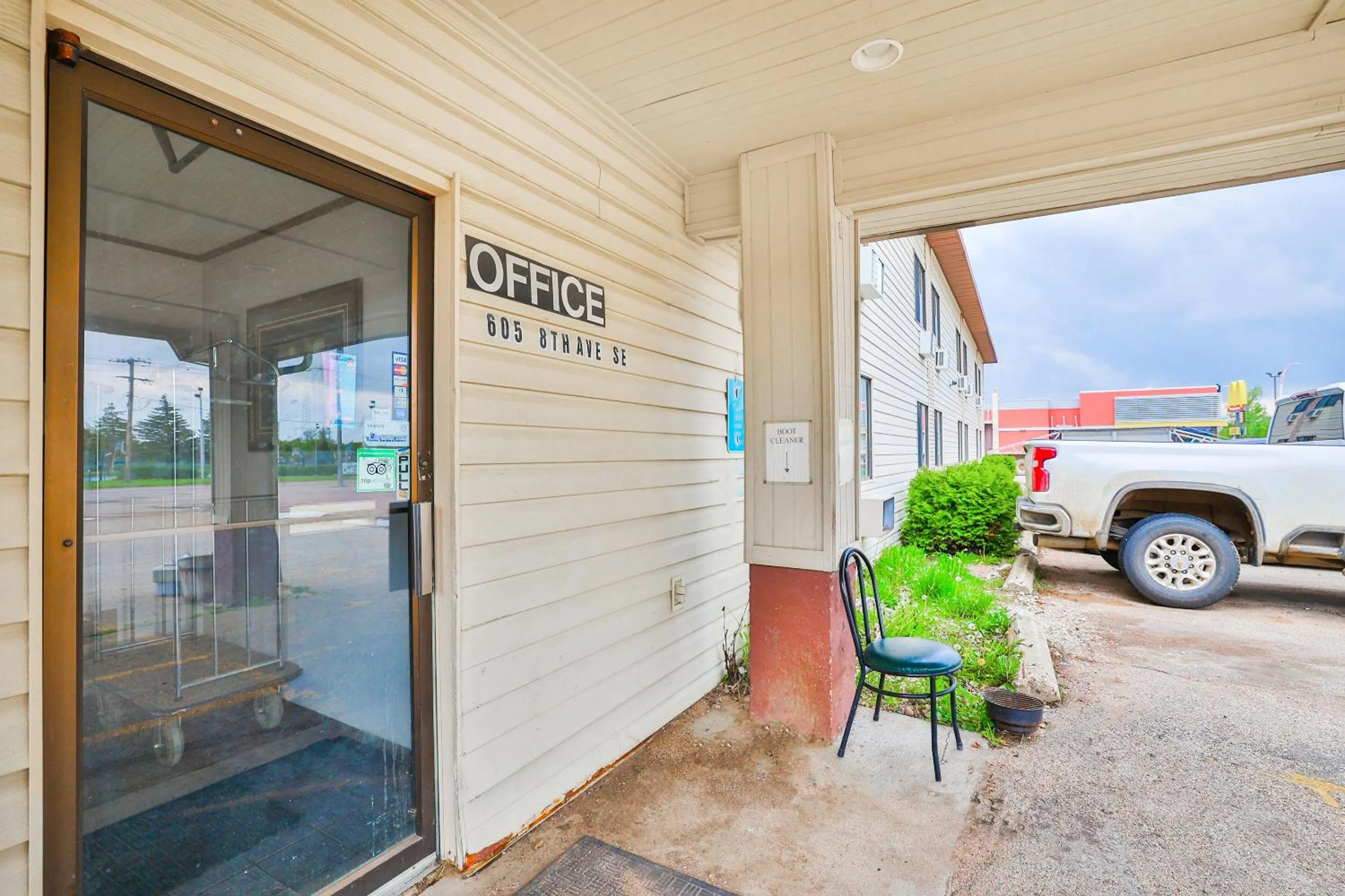 Facade/entrance in OYO Hotel Pipestone MN, Canterbury Park