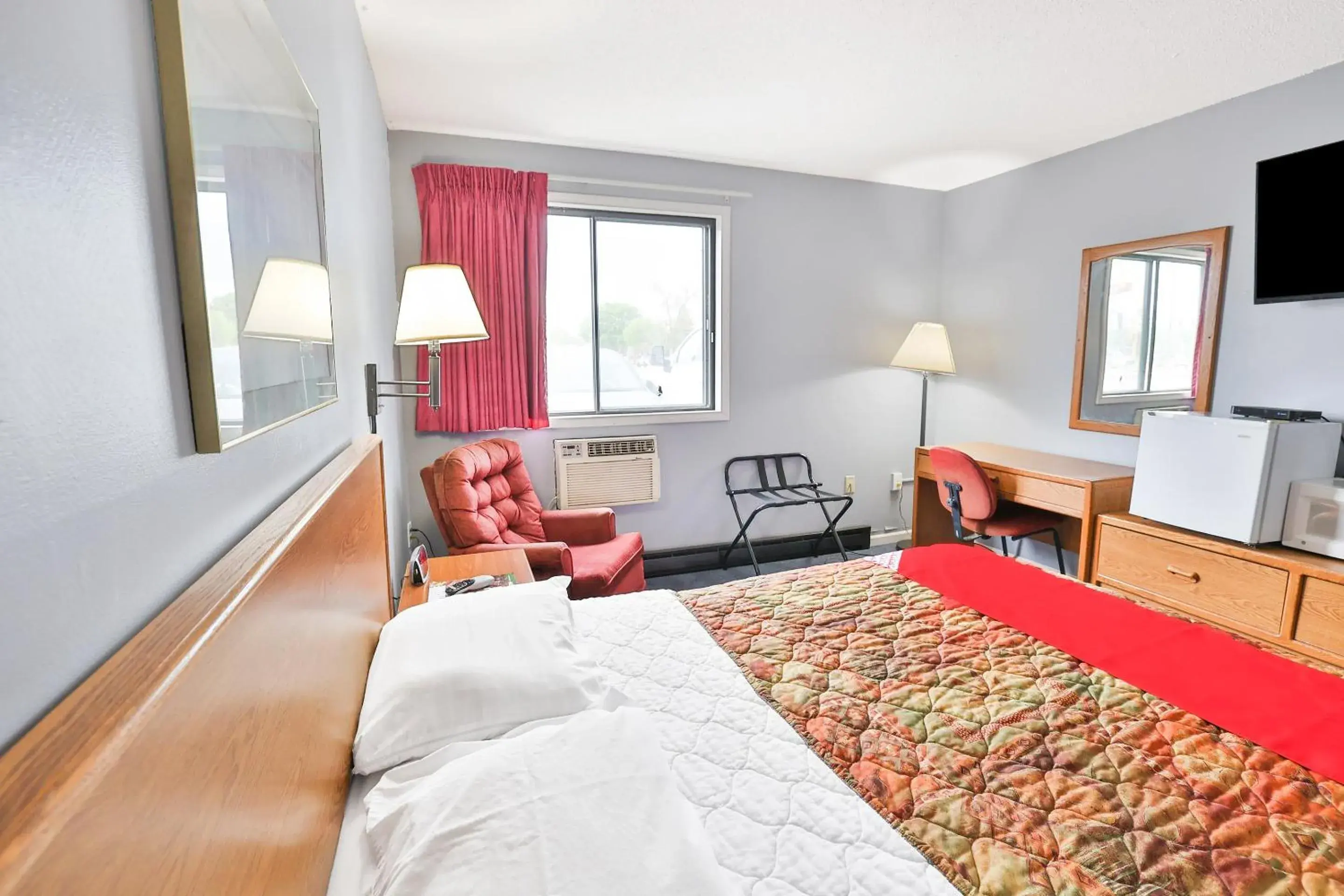 Queen Bed in OYO Hotel Pipestone MN, Canterbury Park Queen Bed in OYO Hotel Pipestone MN, Canterbury Park