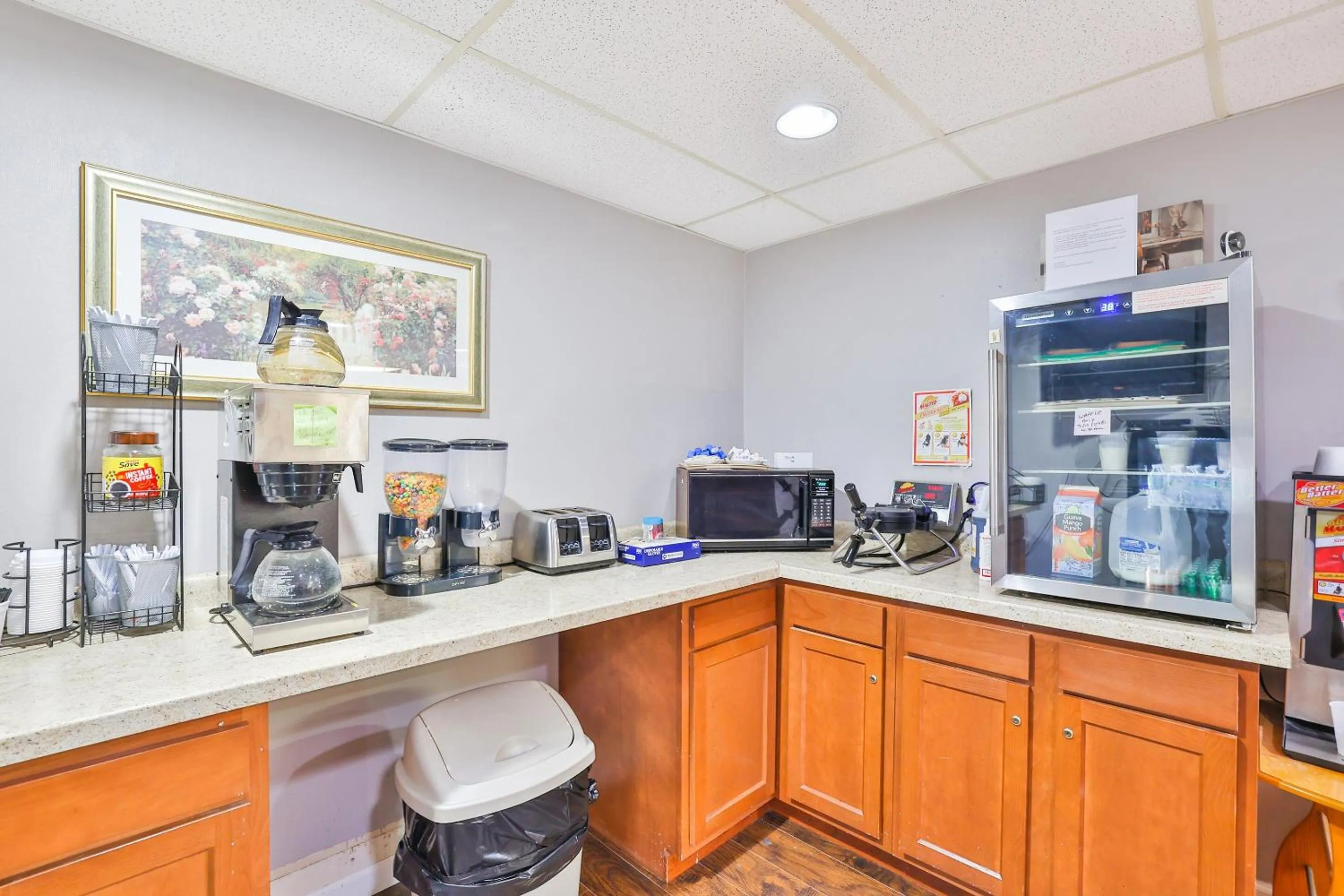 Kitchen or kitchenette in OYO Hotel Pipestone MN, Canterbury Park