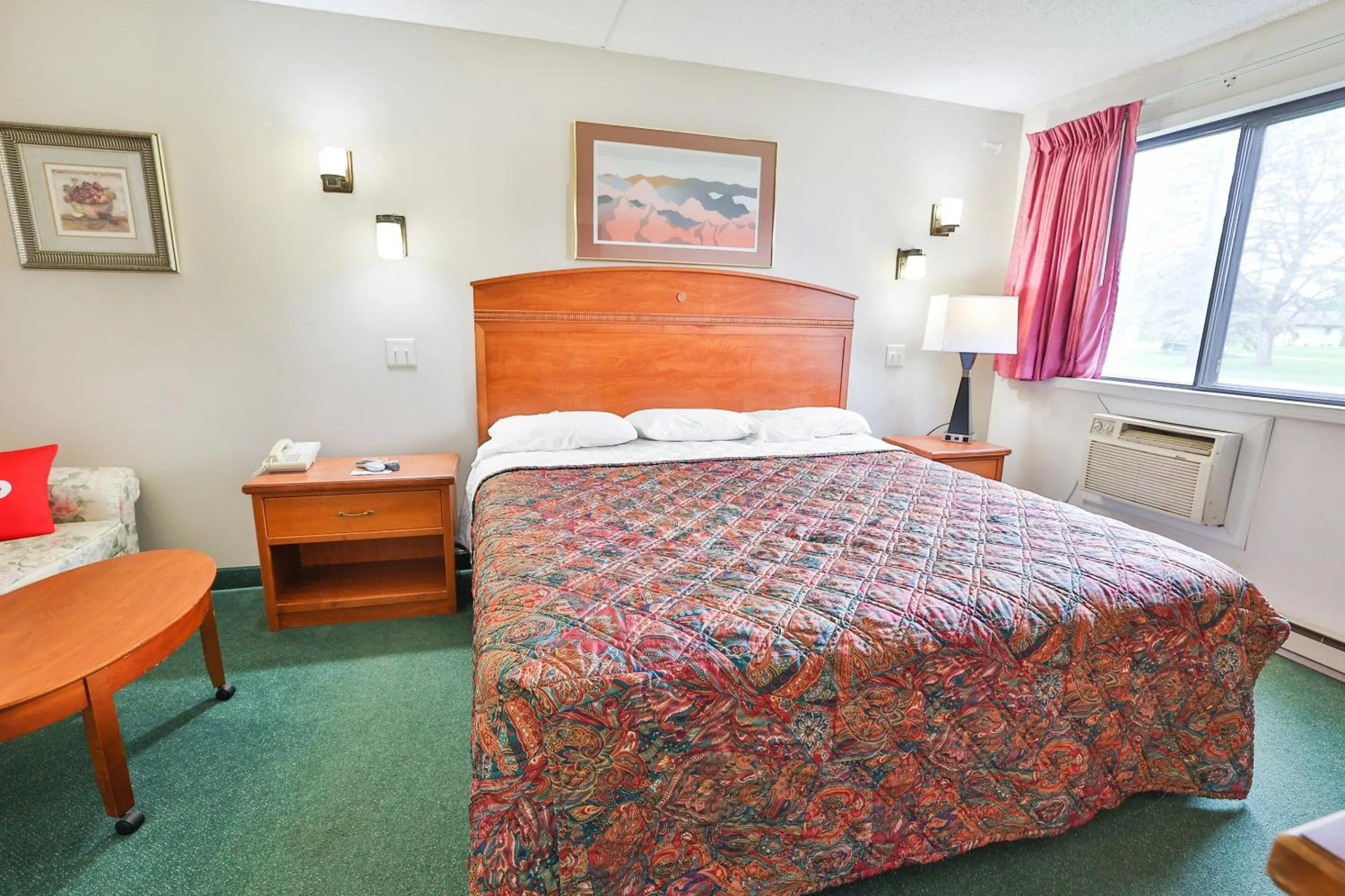 Bedroom, Bed in OYO Hotel Pipestone MN, Canterbury Park