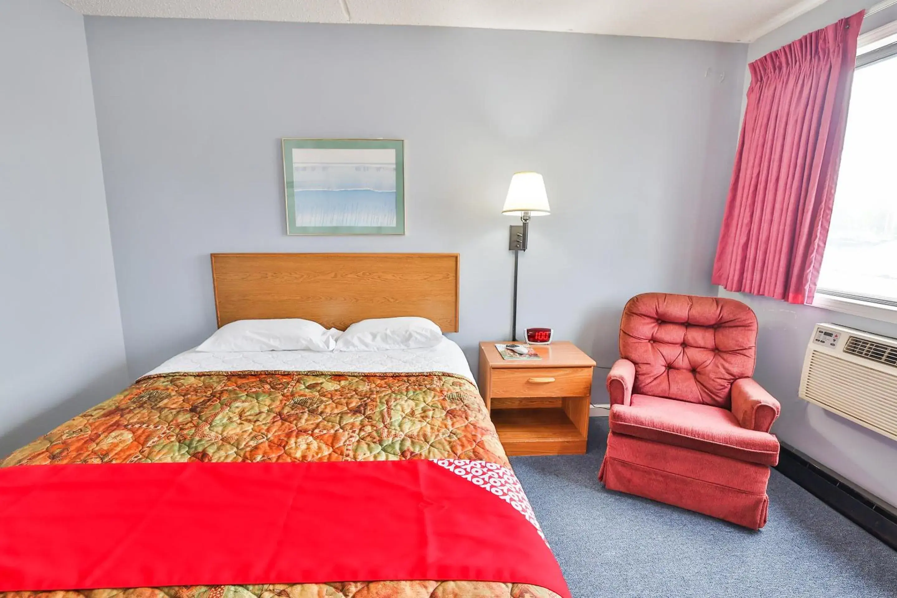 Premium Queen Bed in OYO Hotel Pipestone MN, Canterbury Park Premium Queen Bed in OYO Hotel Pipestone MN, Canterbury Park