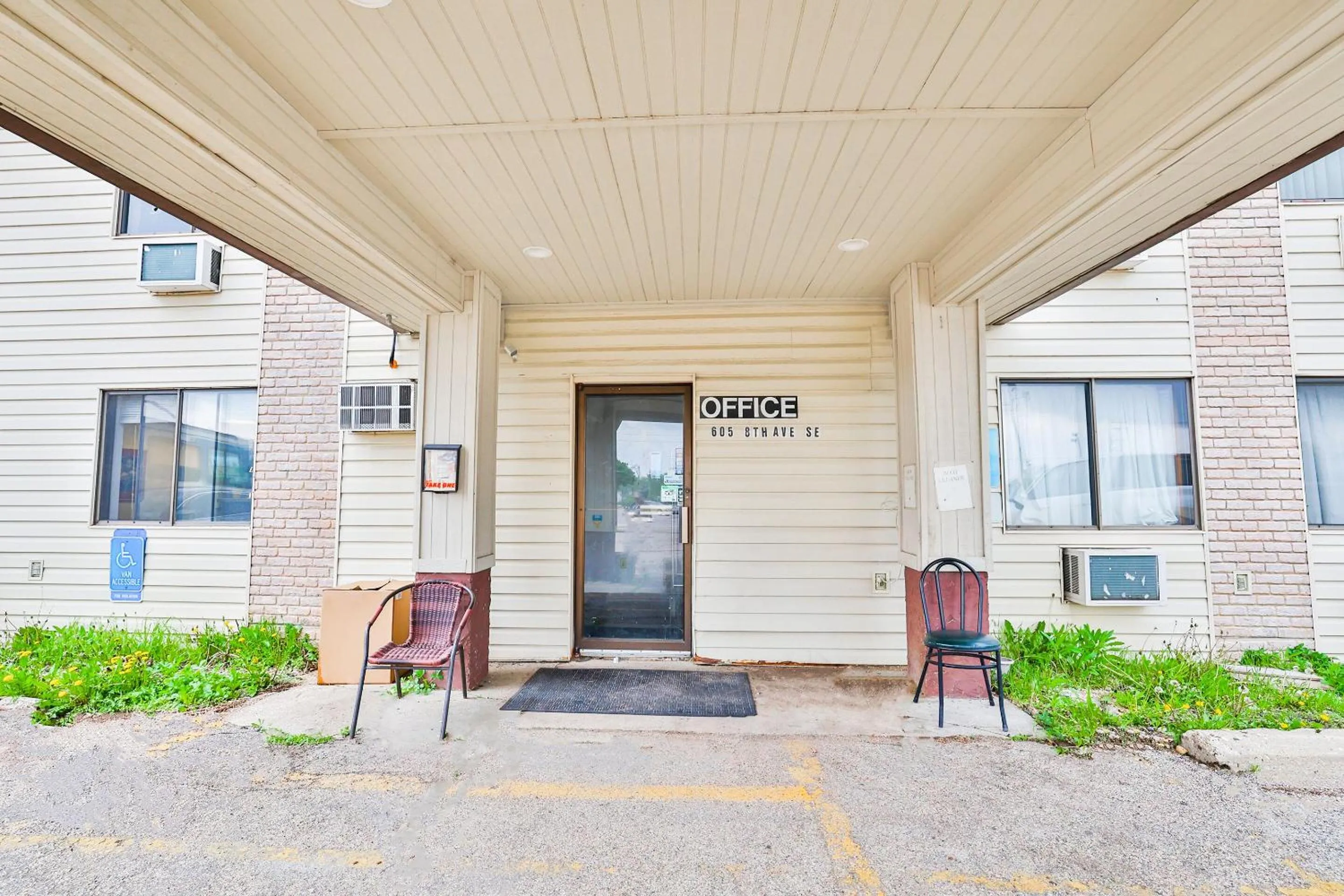 Facade/entrance in OYO Hotel Pipestone MN, Canterbury Park
