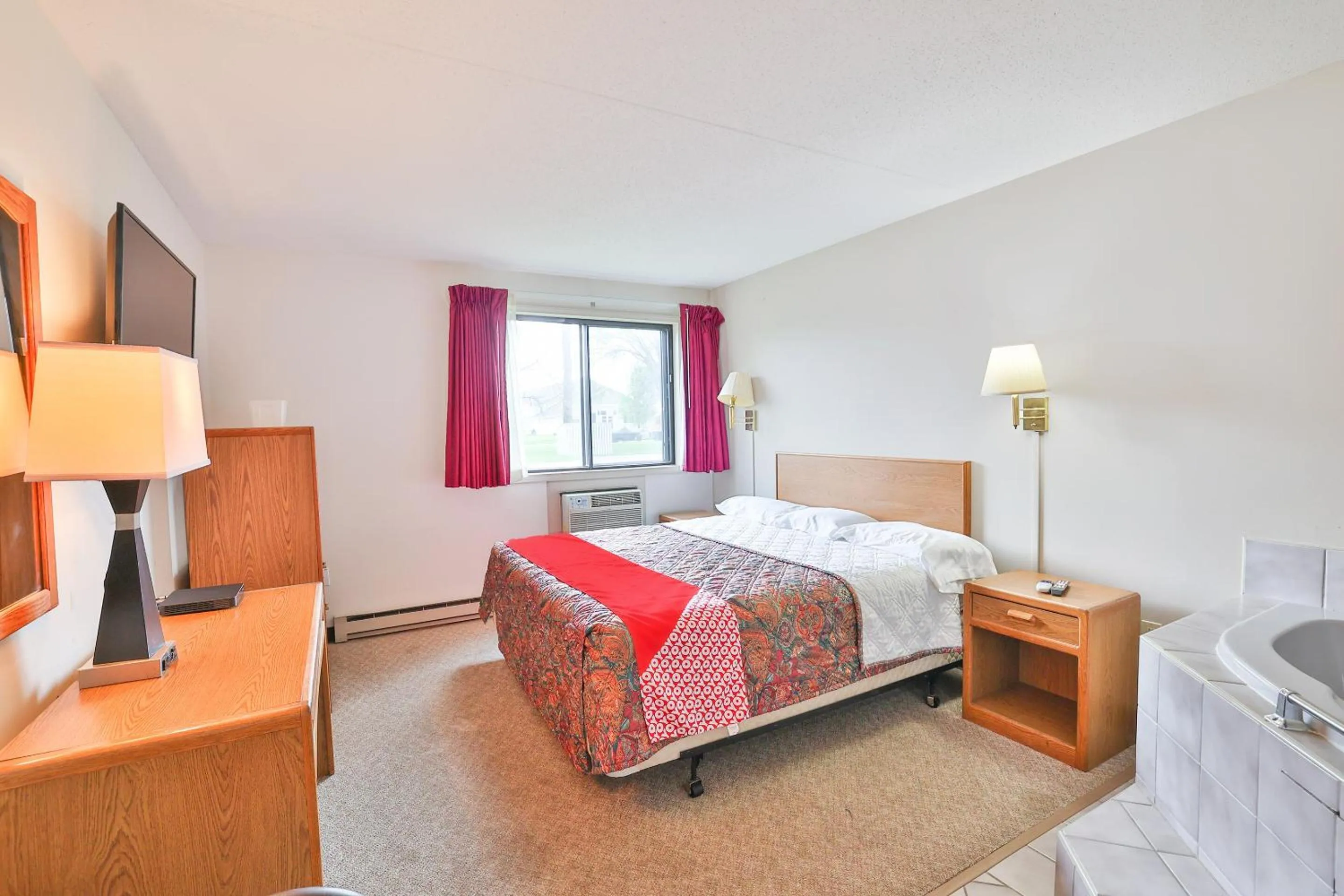 Bedroom, Bed in OYO Hotel Pipestone MN, Canterbury Park