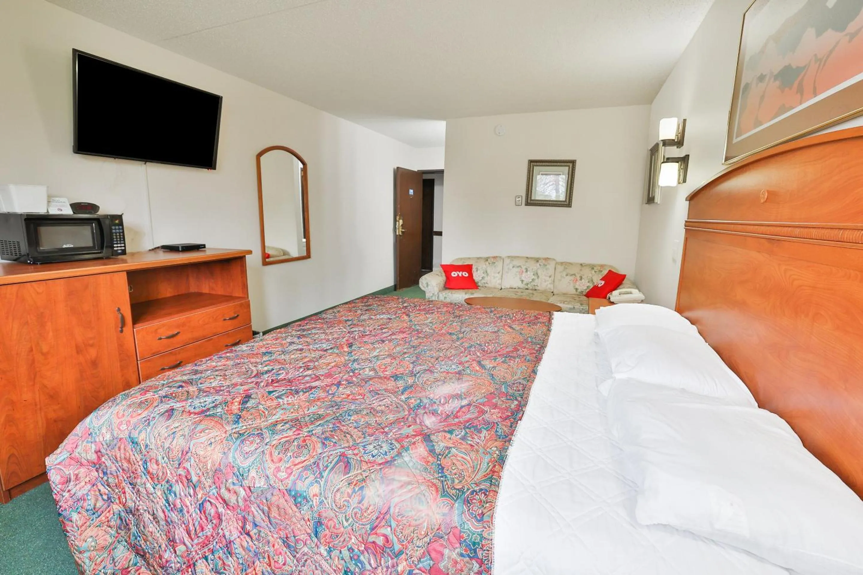 Bedroom, Bed in OYO Hotel Pipestone MN, Canterbury Park