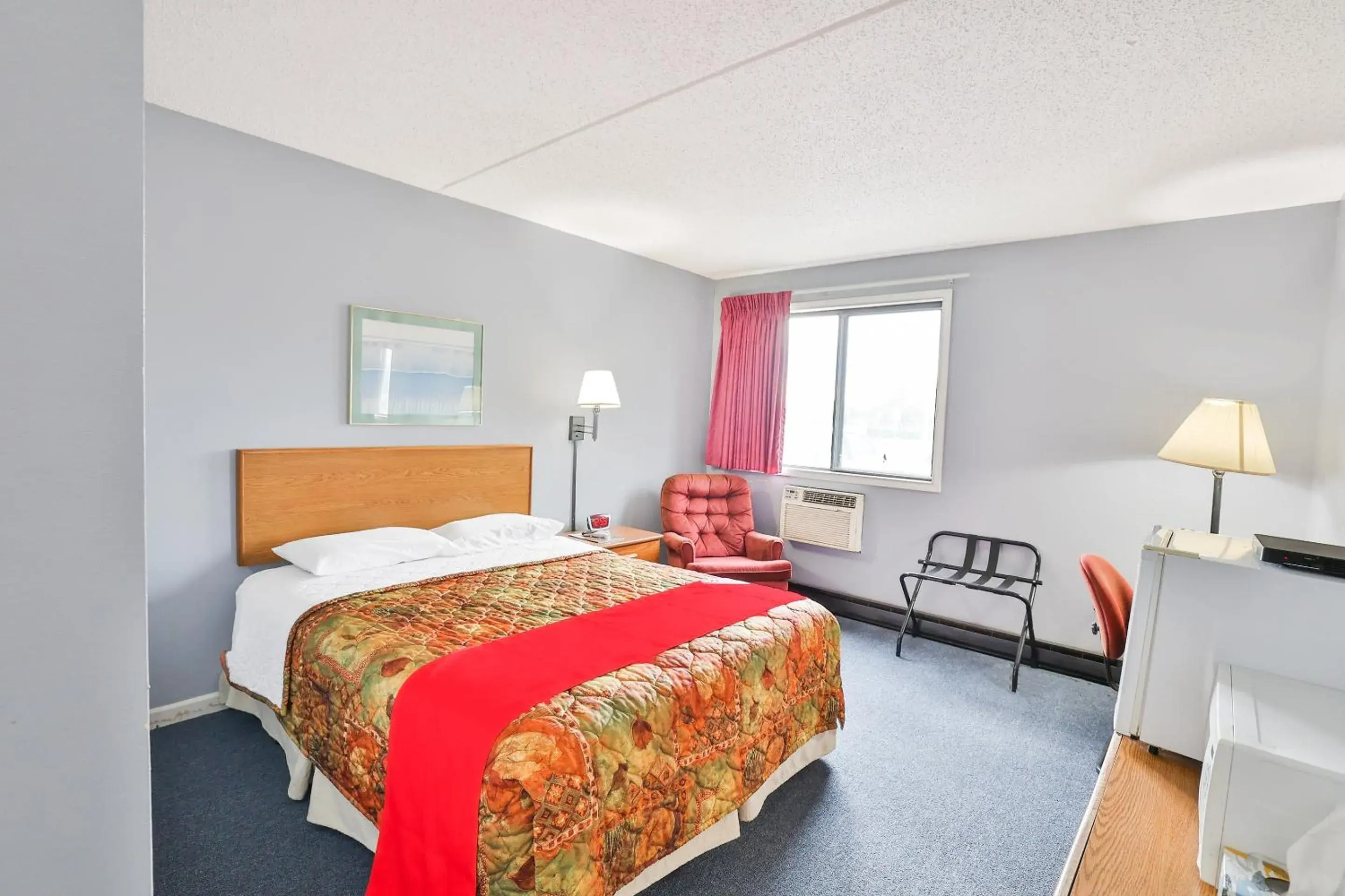 Full Bed in OYO Hotel Pipestone MN, Canterbury Park Full Bed in OYO Hotel Pipestone MN, Canterbury Park