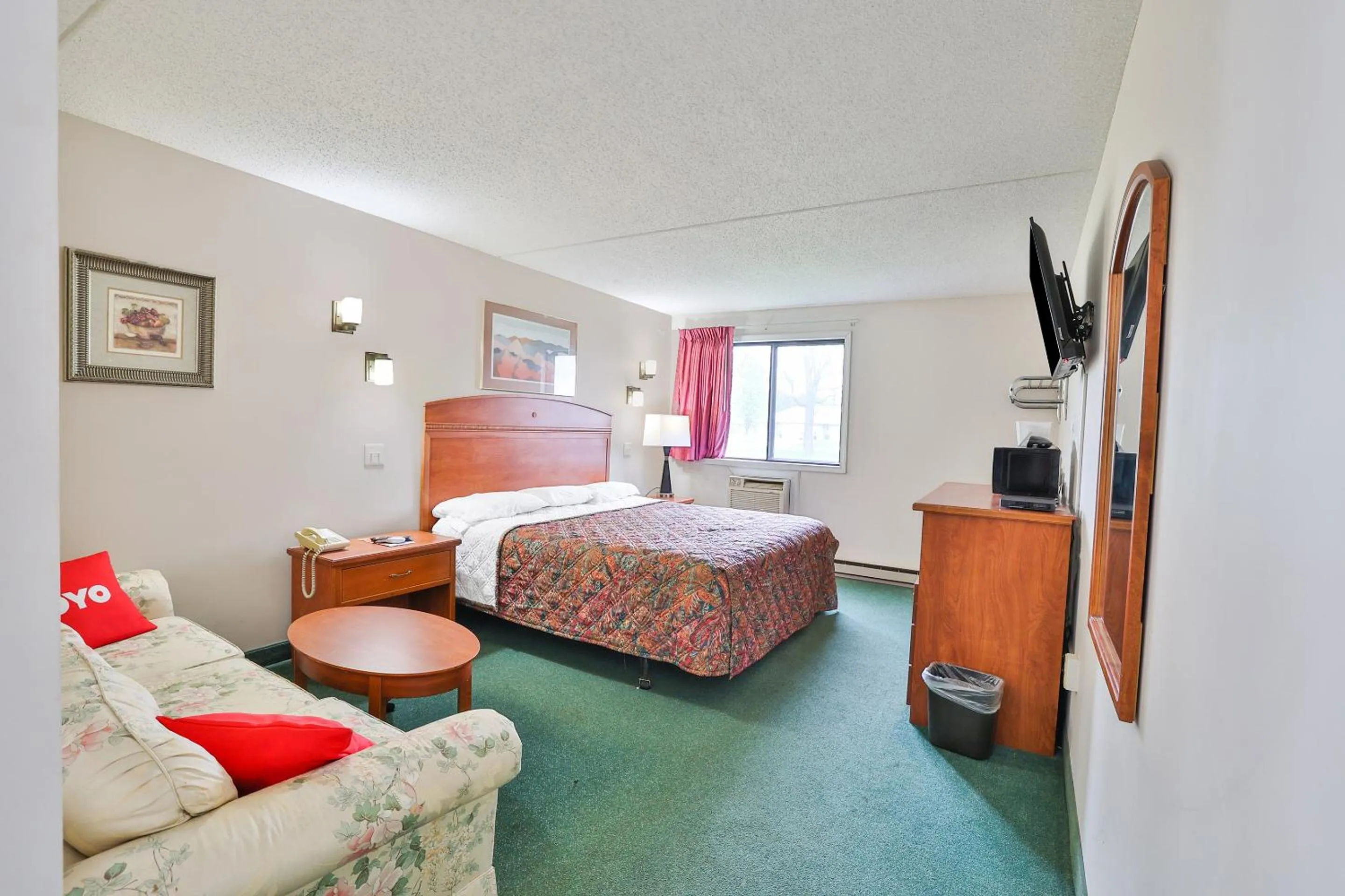 Bedroom, Bed in OYO Hotel Pipestone MN, Canterbury Park