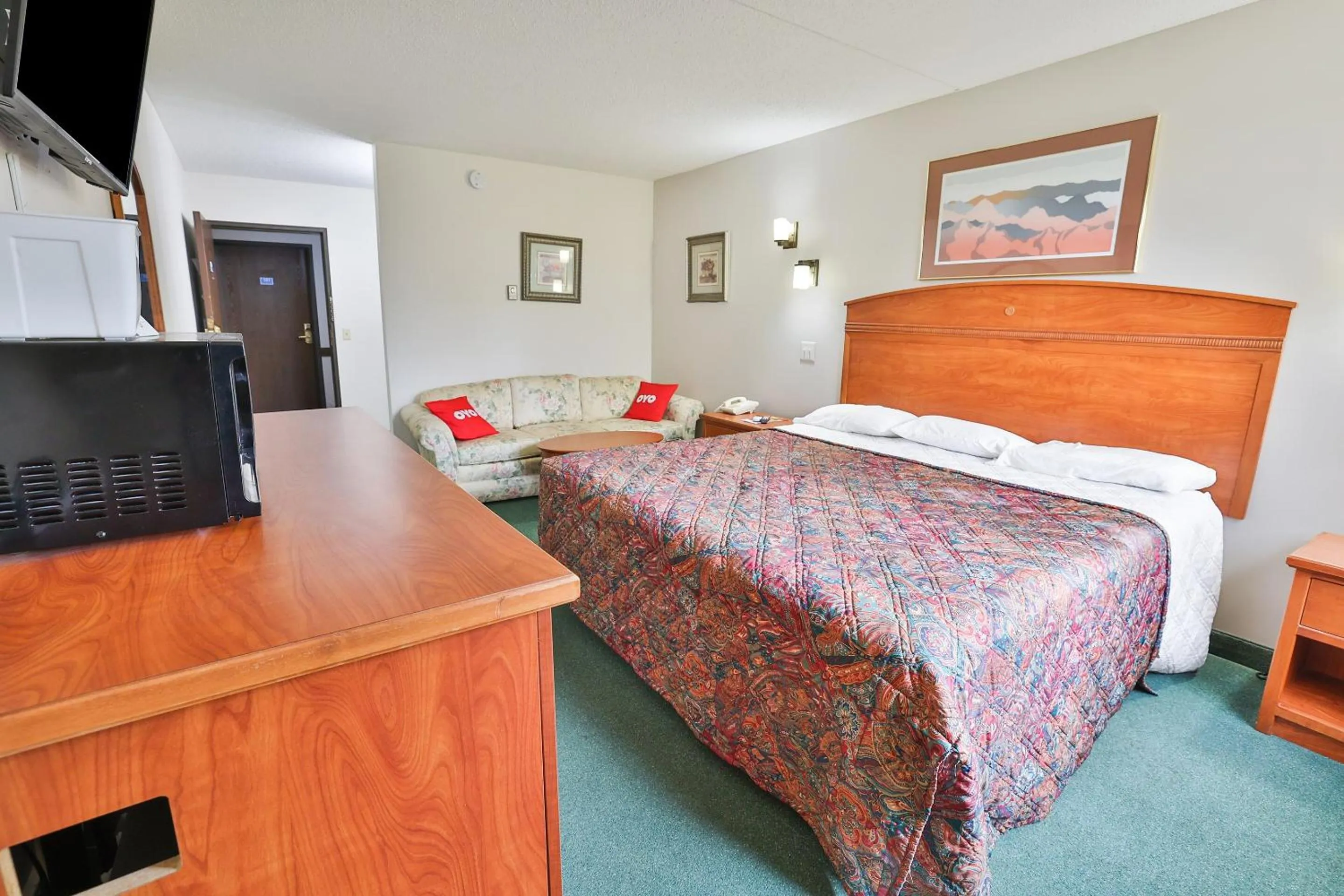 Bedroom, Bed in OYO Hotel Pipestone MN, Canterbury Park