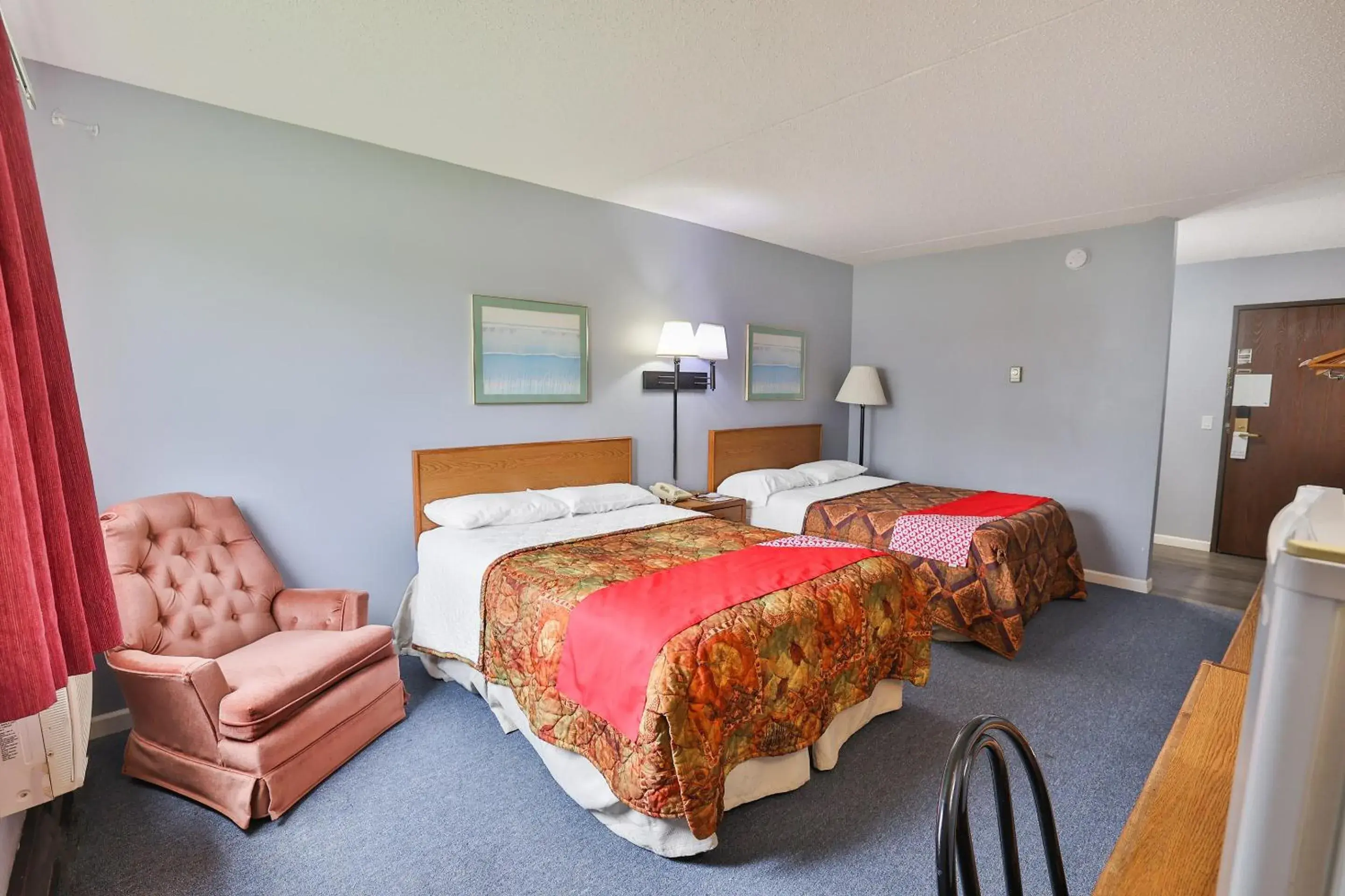 2 Full Bed in OYO Hotel Pipestone MN, Canterbury Park 2 Full Bed in OYO Hotel Pipestone MN, Canterbury Park