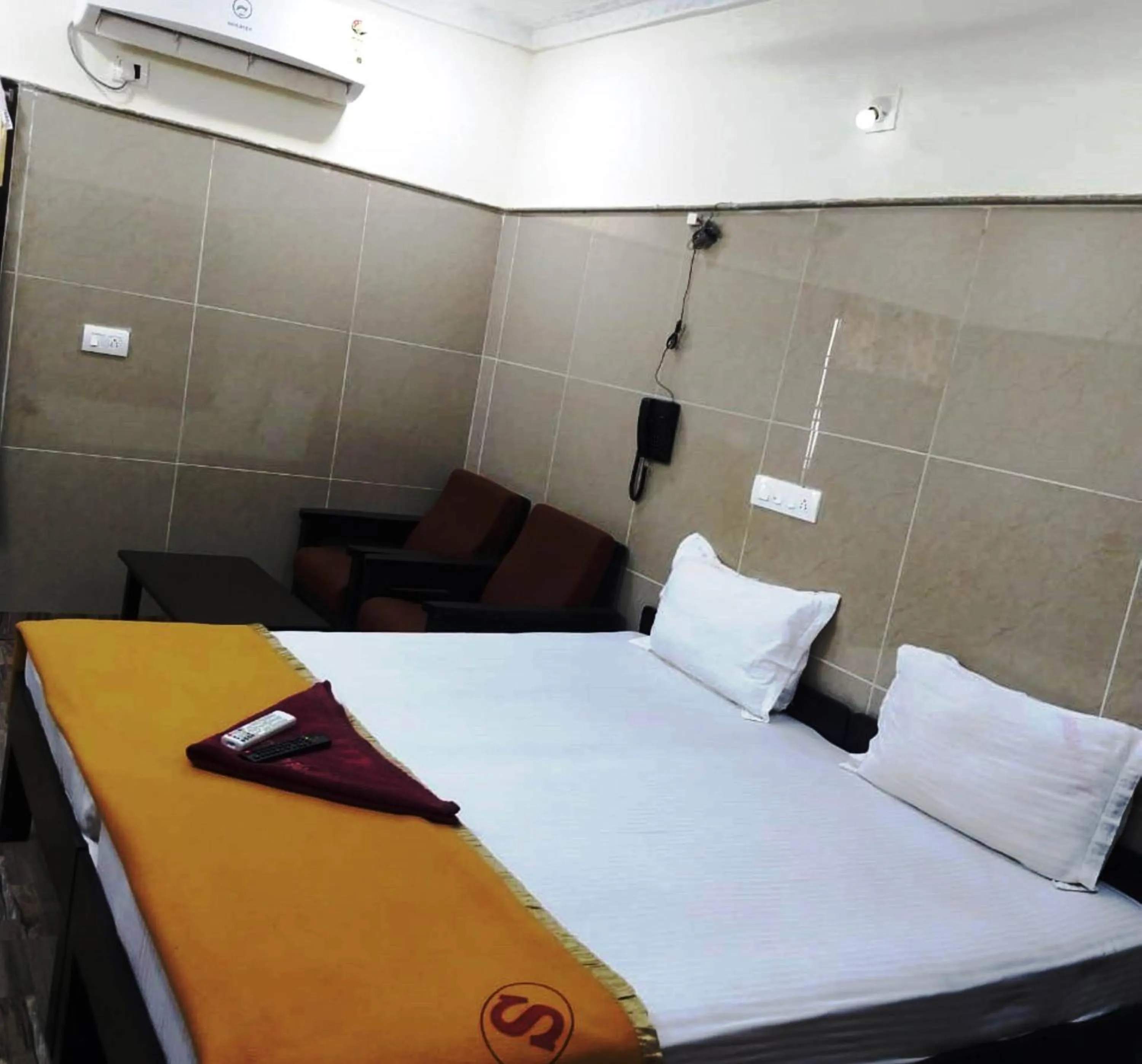 Bedroom, Bed in Lakeview Residency, Sricity TADA