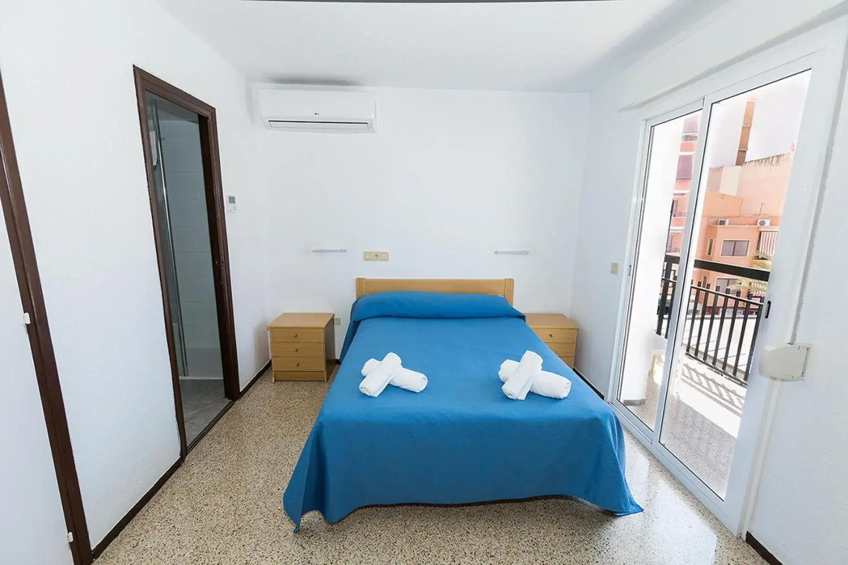 Double Room double bed with Terrace in Hostal El Mercat Double Room double bed with Terrace in Hostal El Mercat
