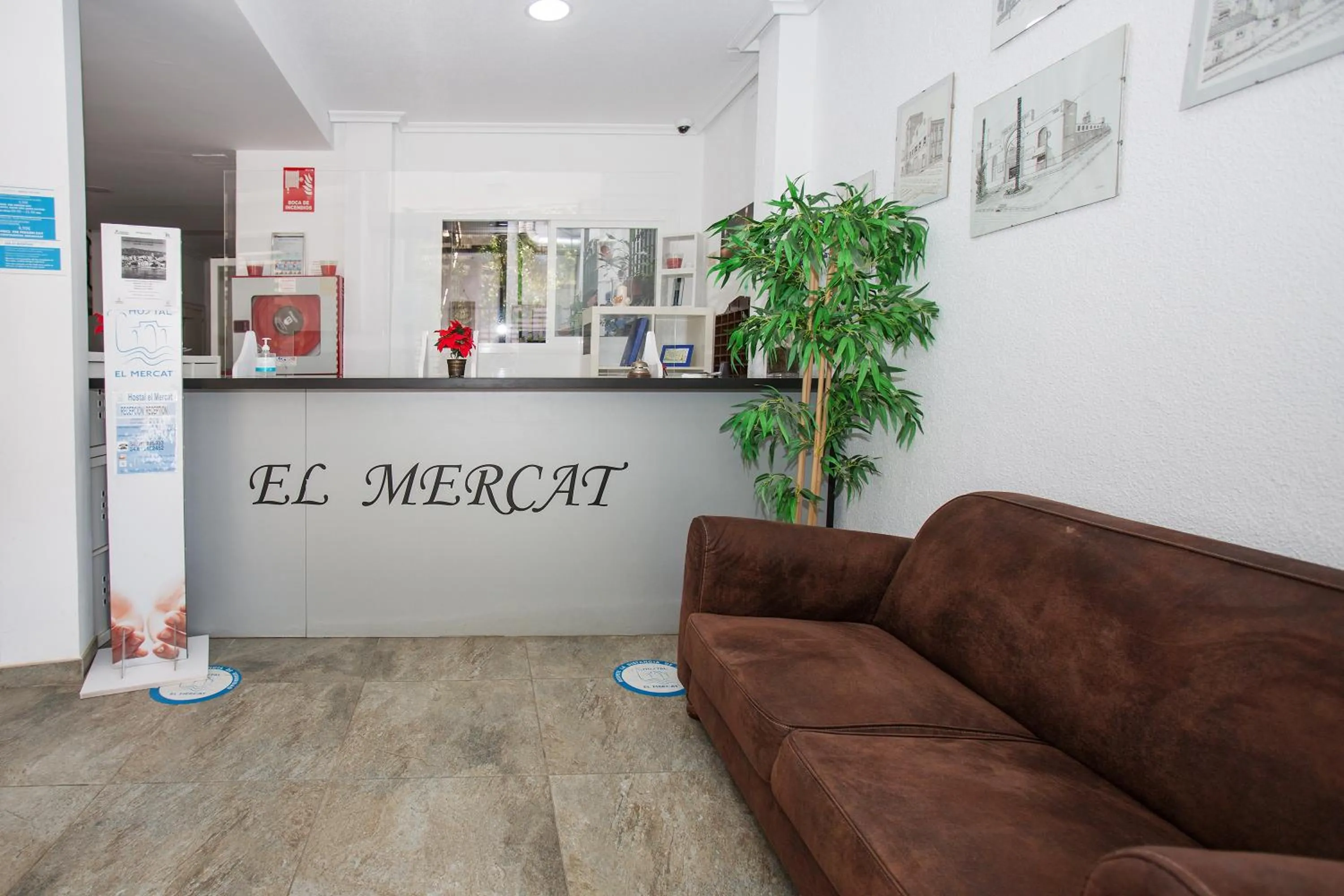 Lobby or reception in Hostal El Mercat