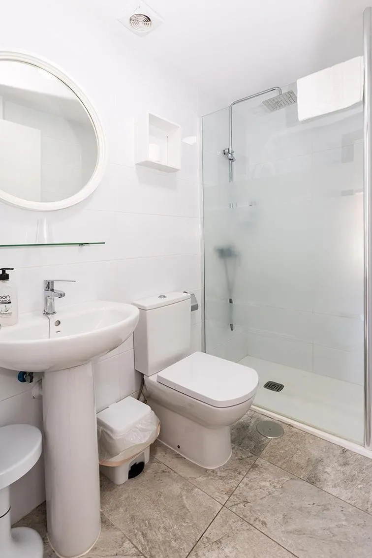 Bathroom in Hostal El Mercat