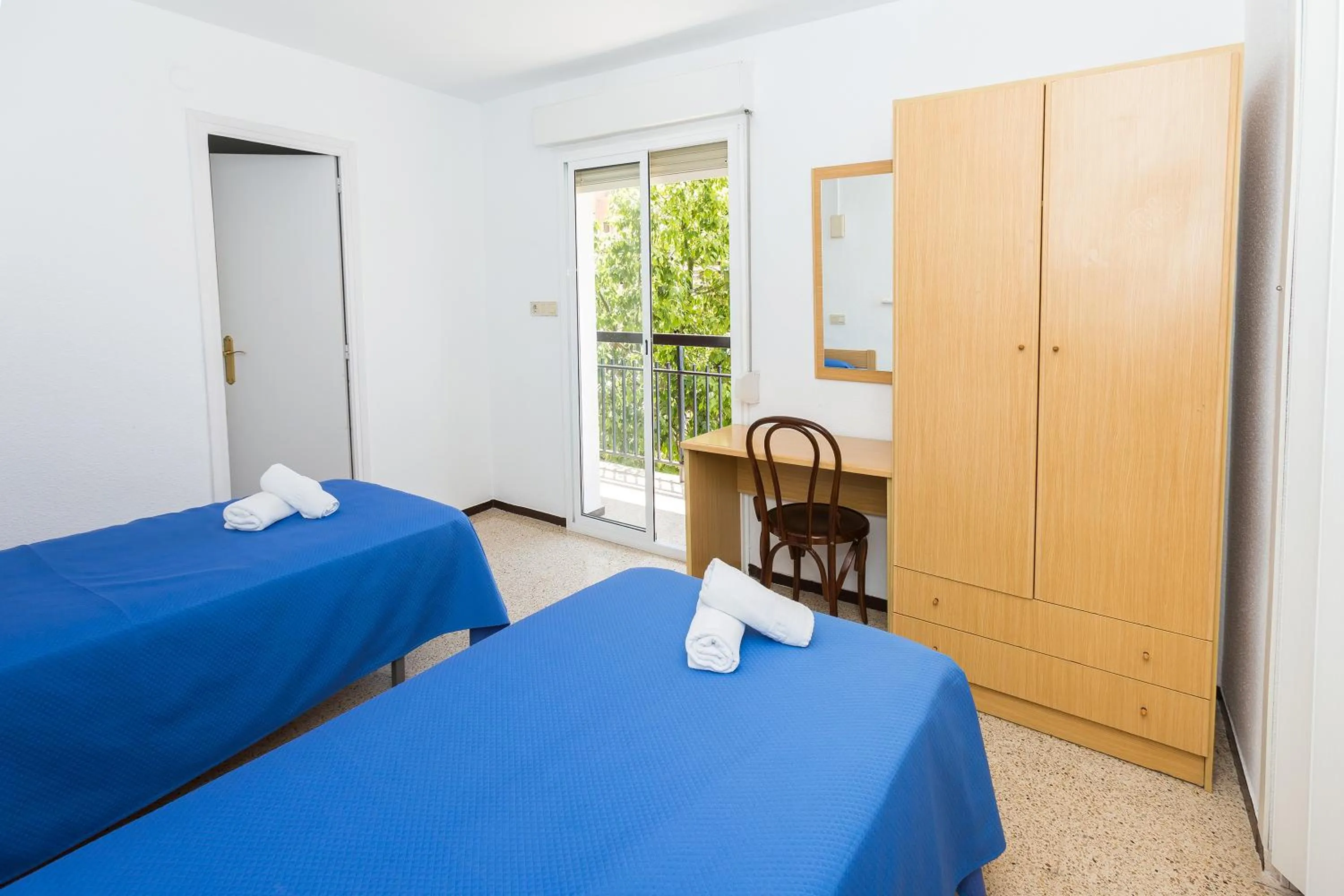 Balcony/Terrace, Bed in Hostal El Mercat