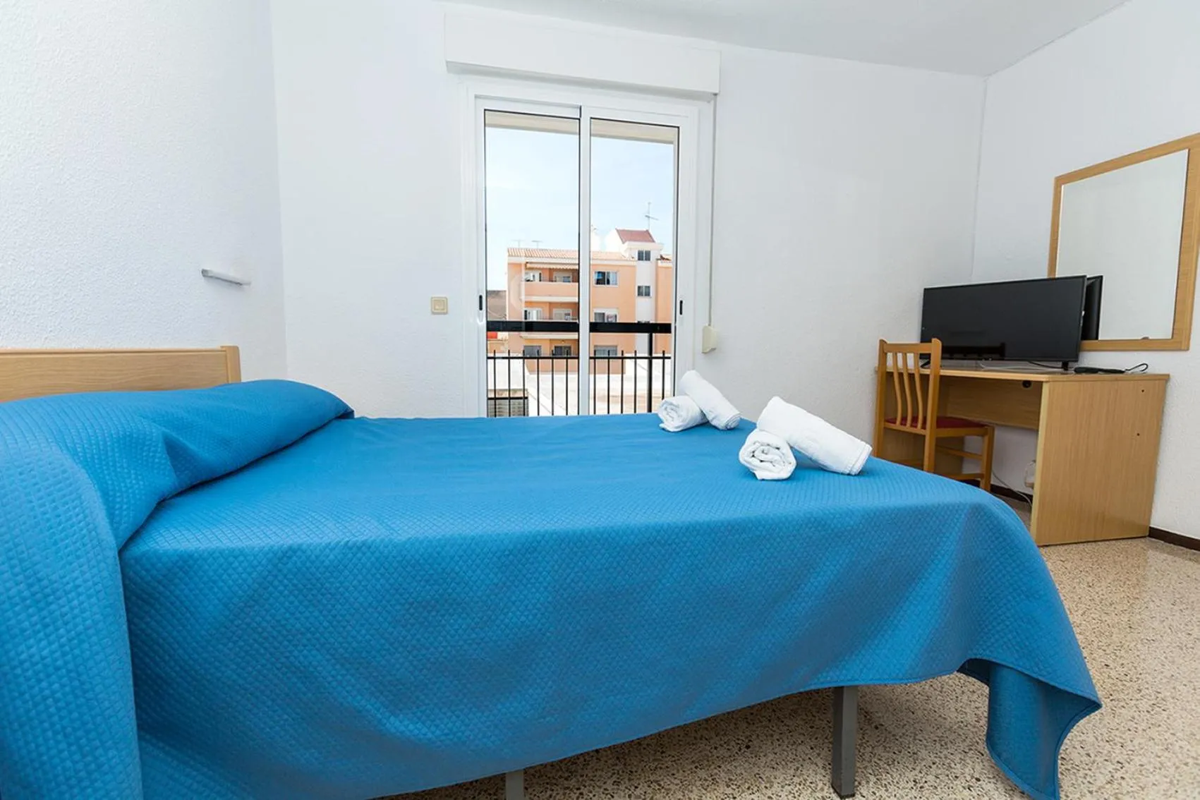 Balcony/Terrace, Bed in Hostal El Mercat