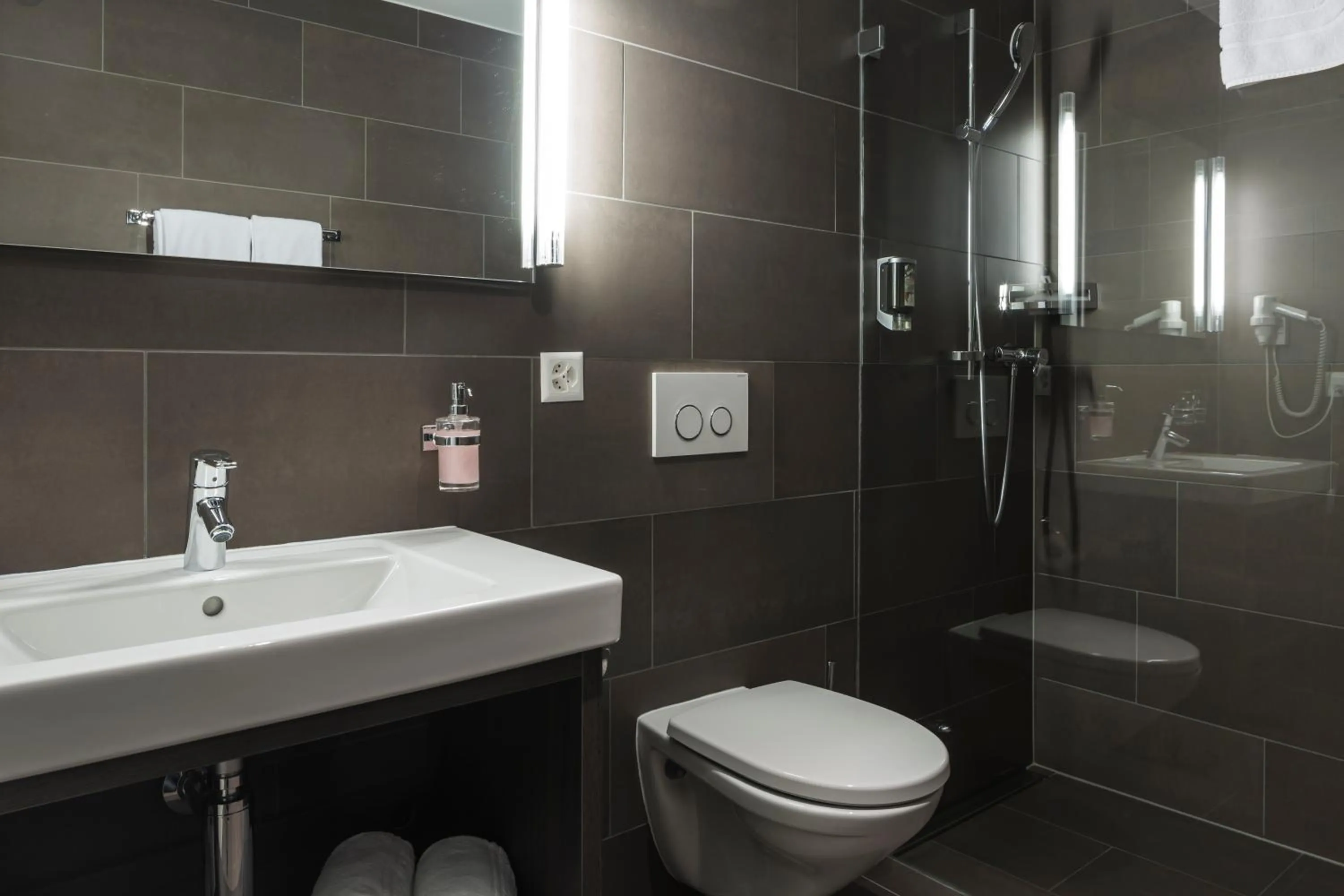 Shower in Baxter Hotel