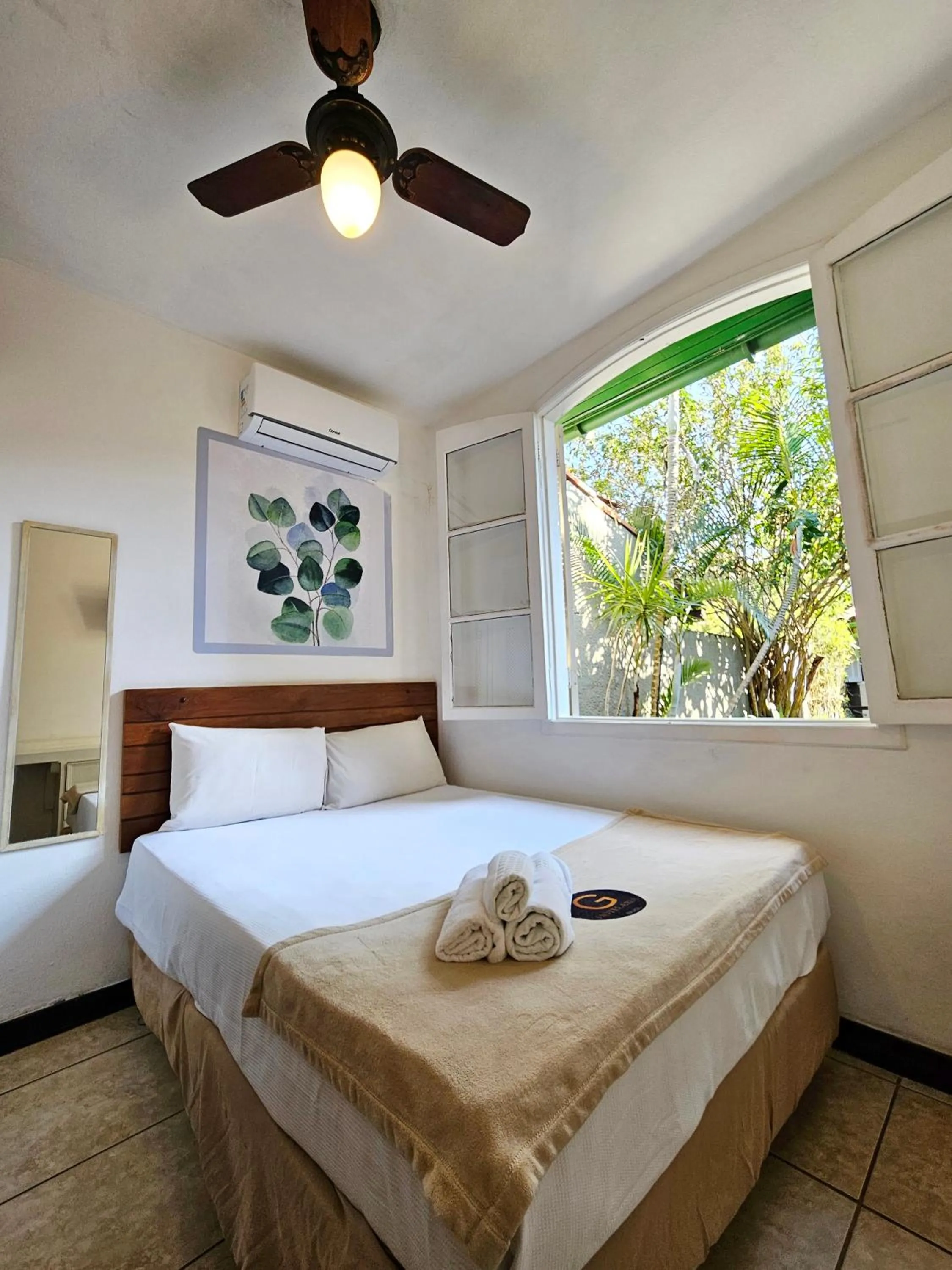 Photo of the whole room, Bed in Pousada Casa Centro Búzios