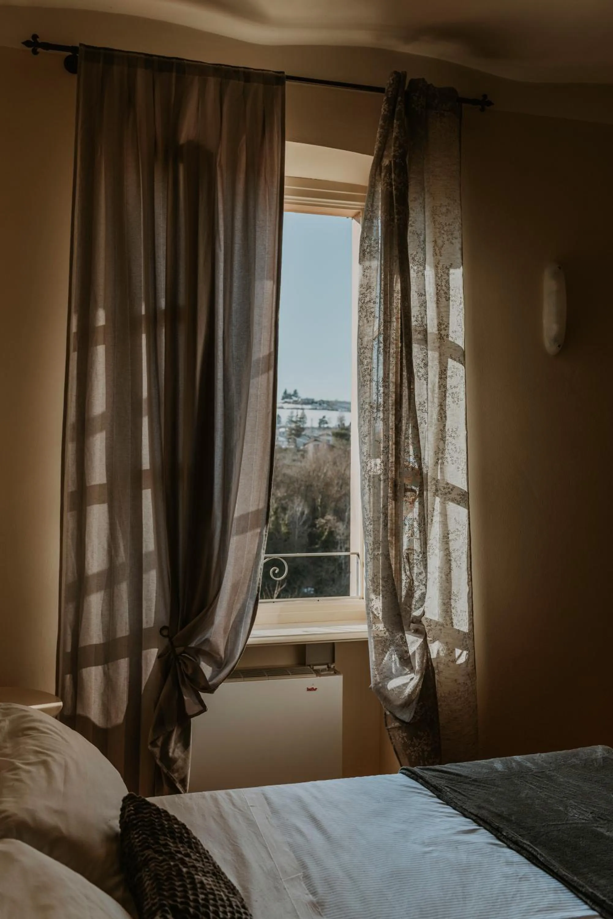 Photo of the whole room, Bed in Il Castello di Bubbio