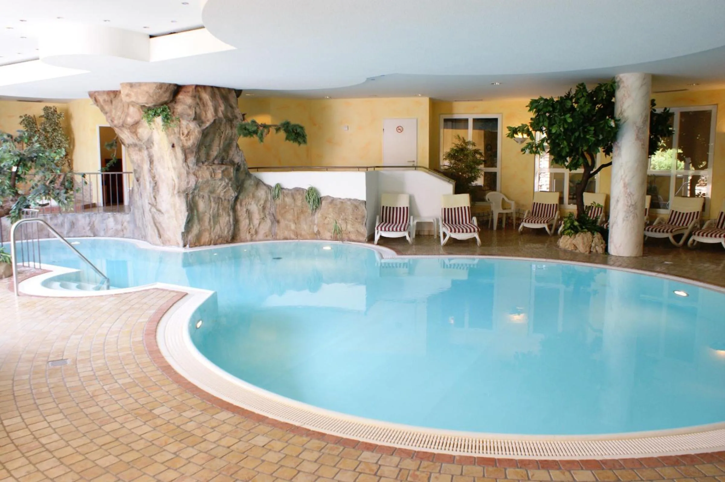 Swimming pool in Parkhotel Altmühltal