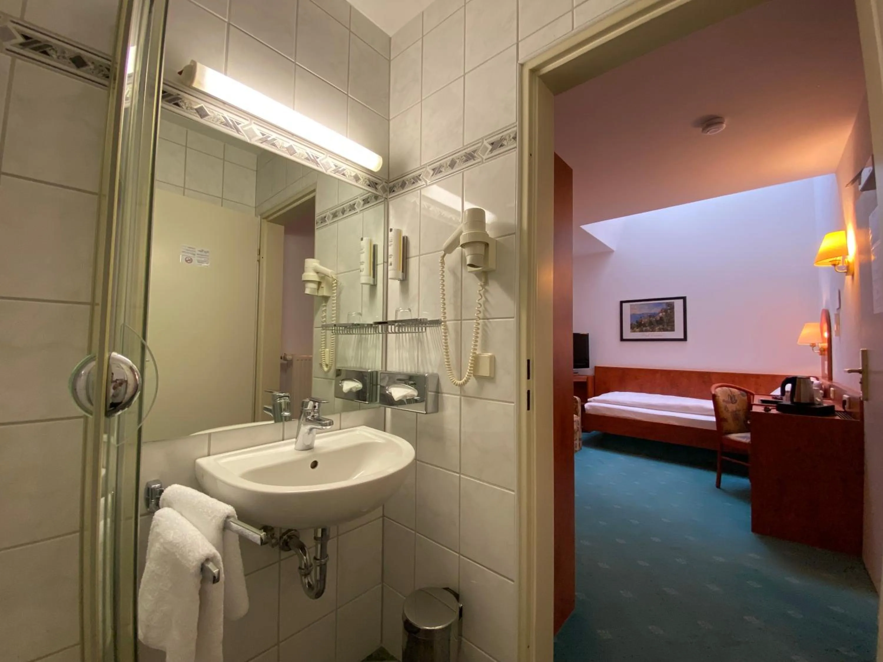 Bathroom, Bed in Hotel Hansa