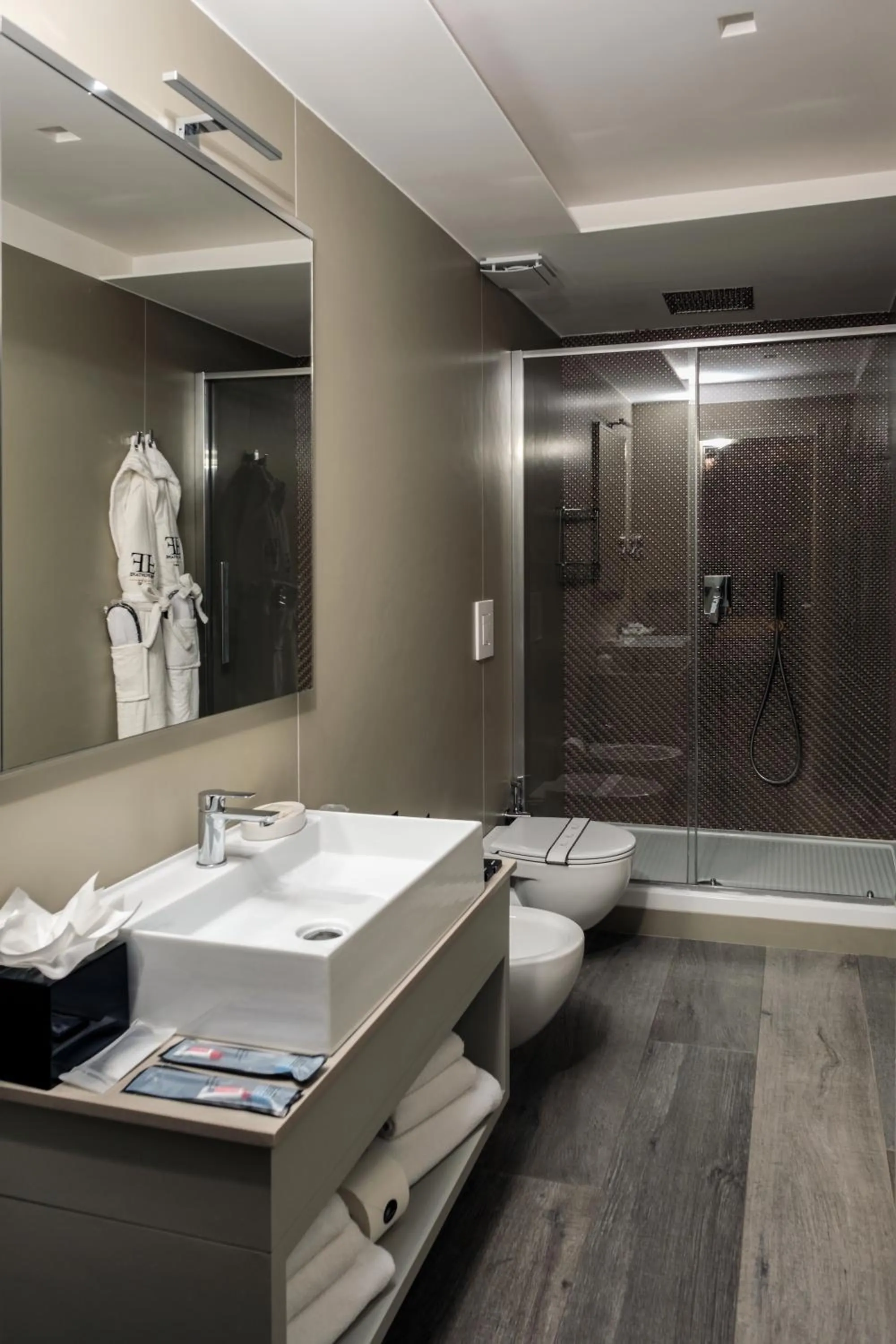 Shower in Hotel & Resort Tre Fontane Luxury