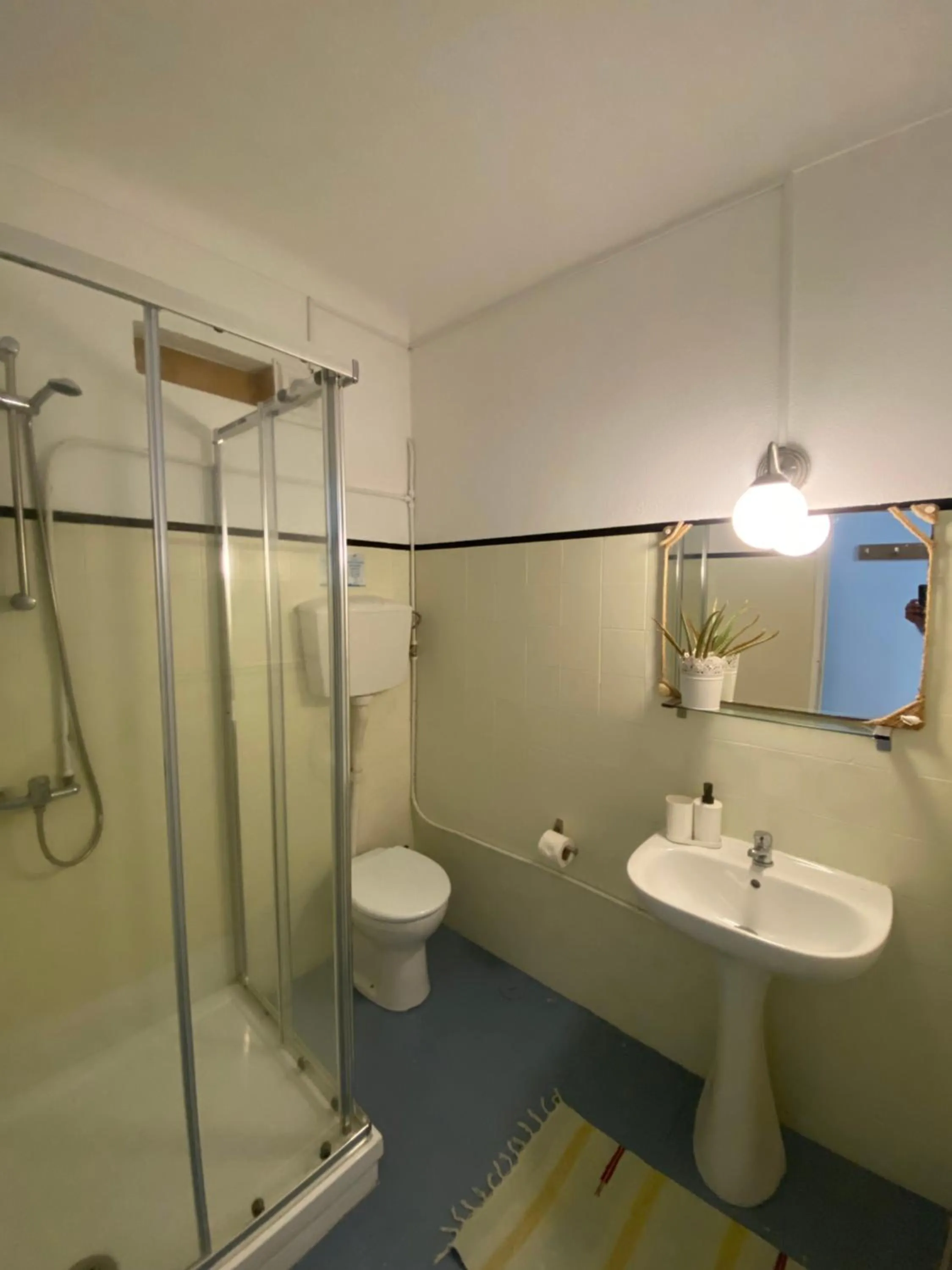 Shower in Hotel Jardim Oudinot "MyWay Kite&Surf"