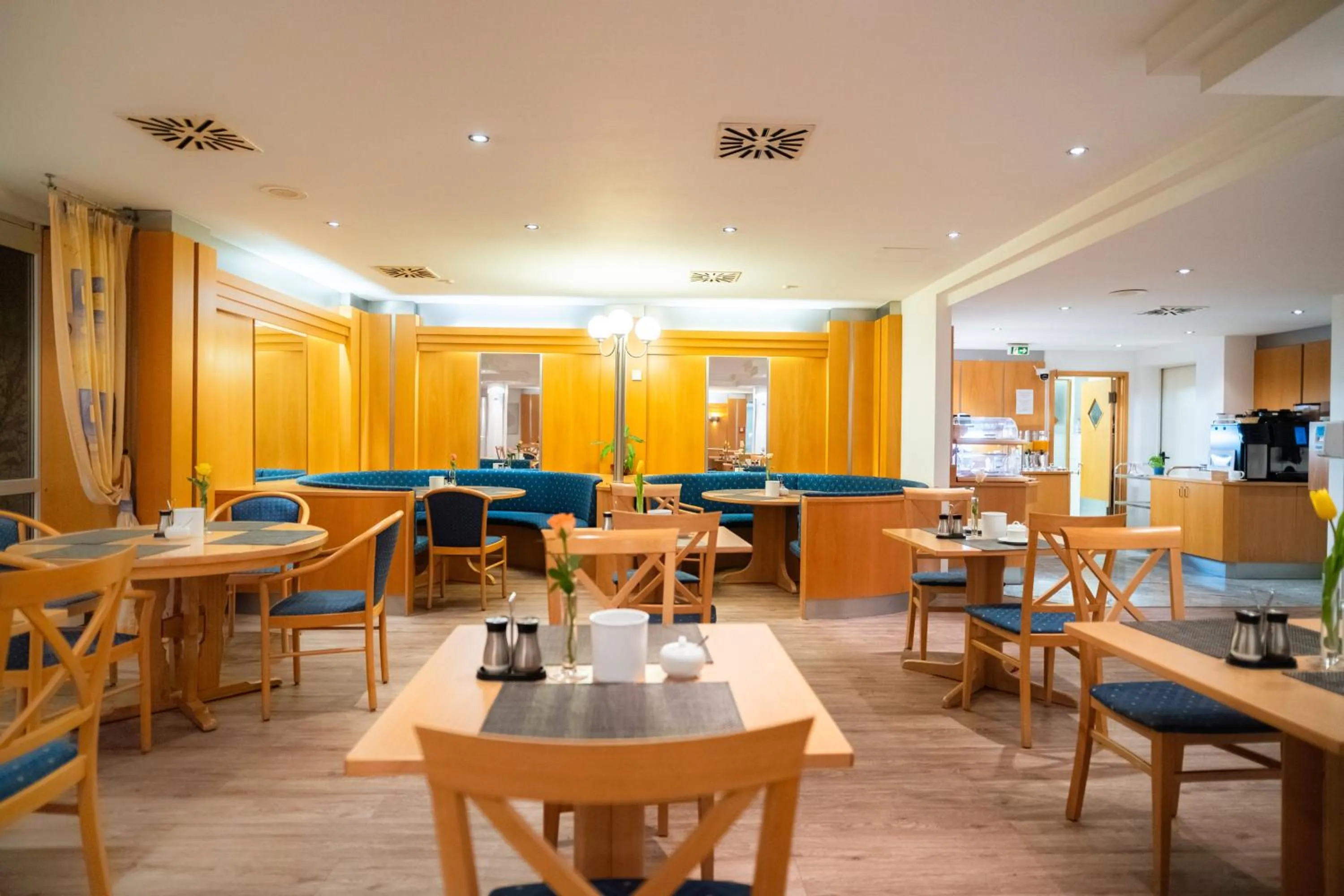 Breakfast in Hotel Am Schlosspark , Wiesbaden