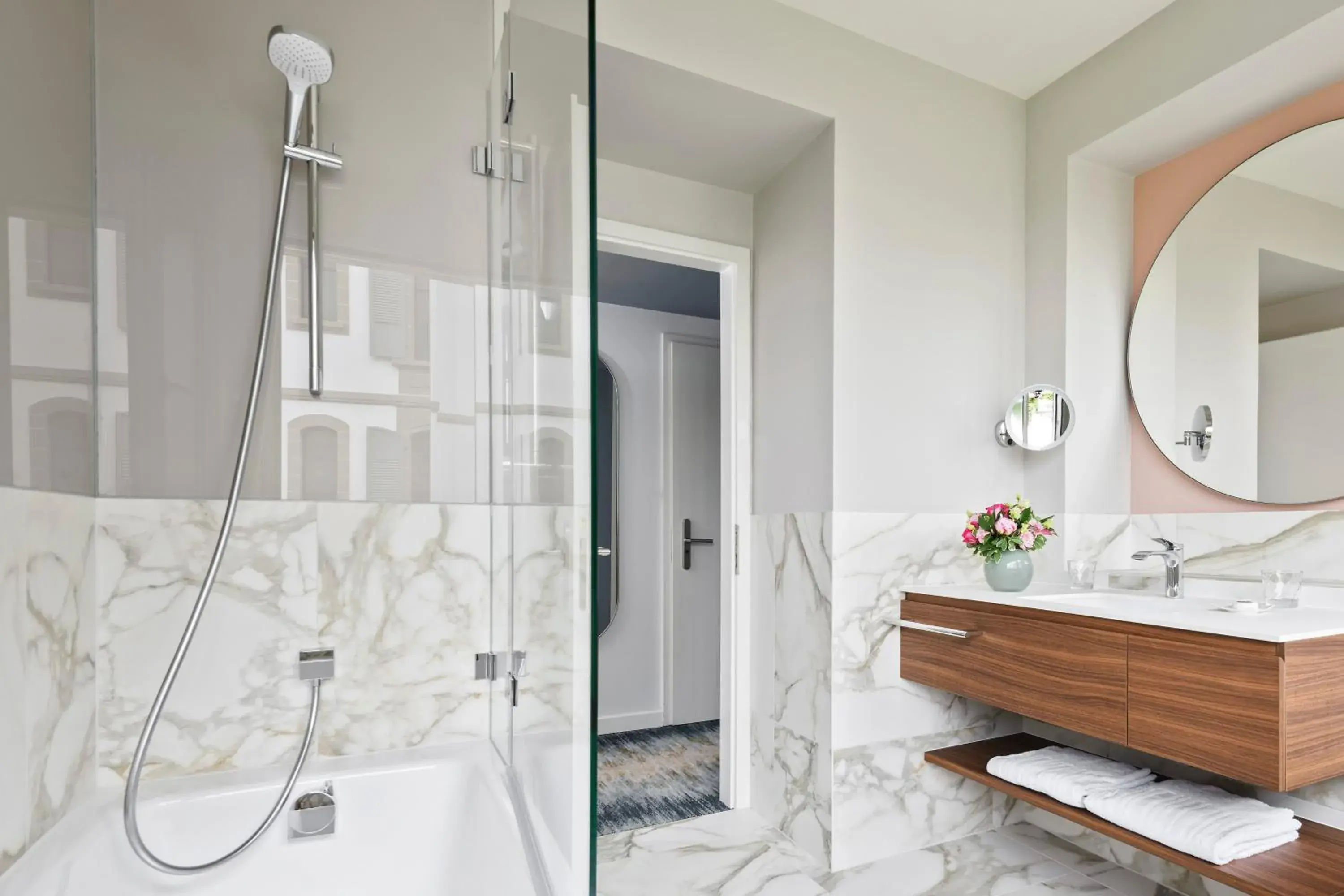 Superior Double Room with Lake View in Hotel Angleterre Superior Double Room with Lake View in Hotel Angleterre