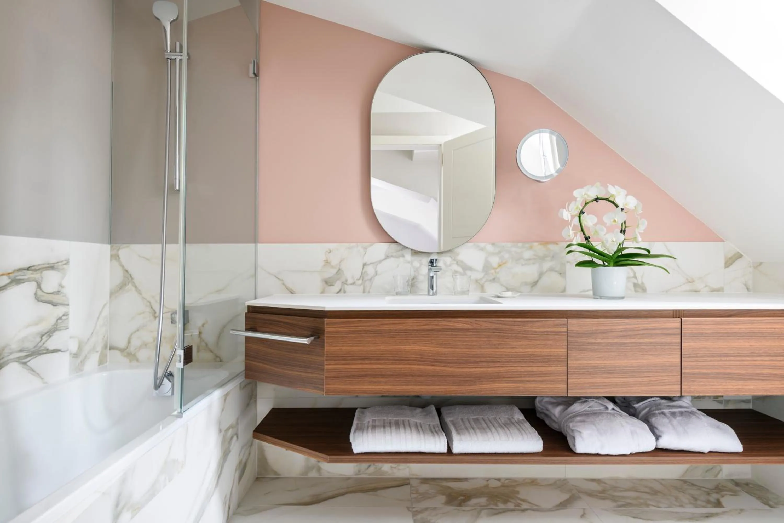 Bathroom in Hotel Angleterre