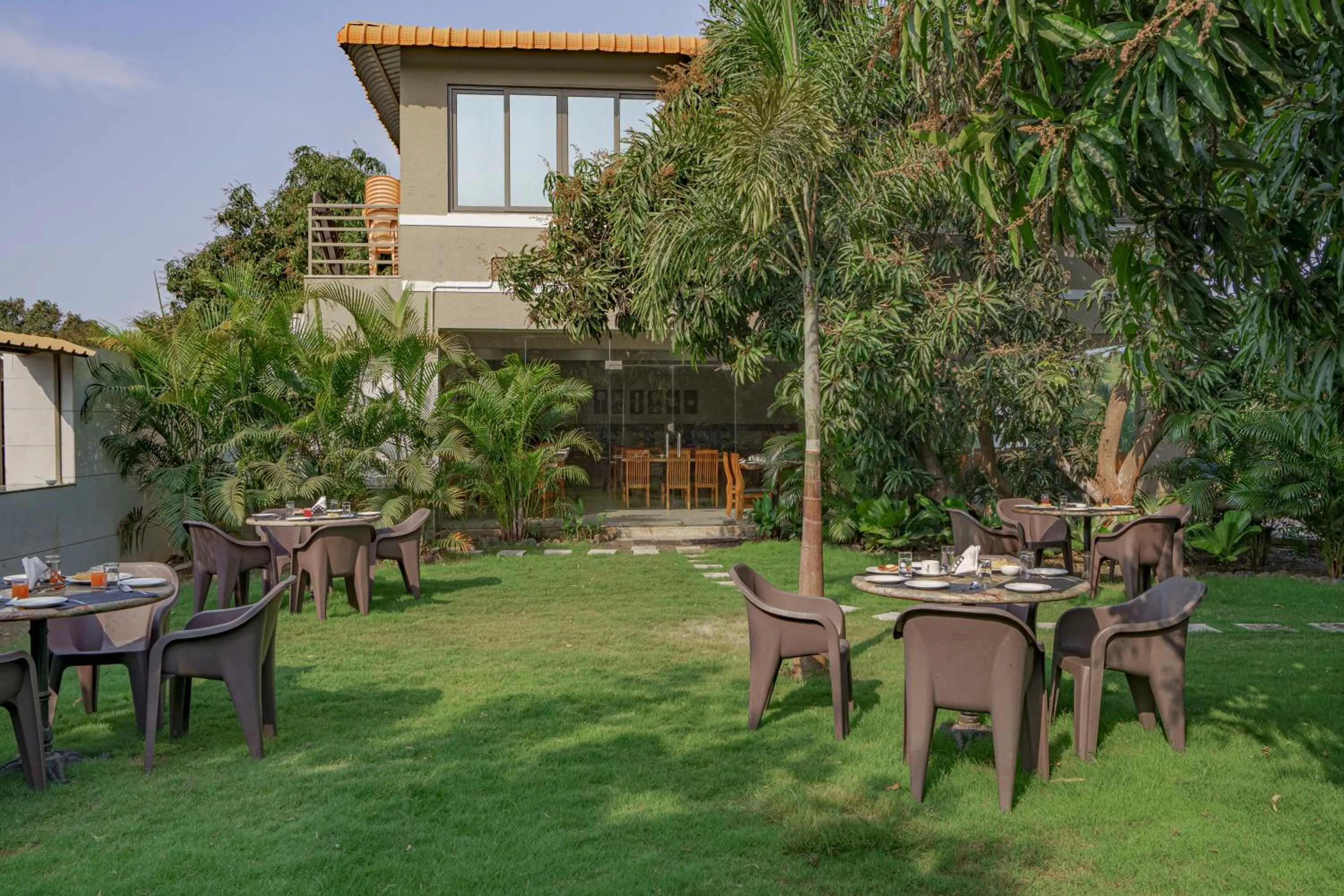 Garden view in Sterling Gir