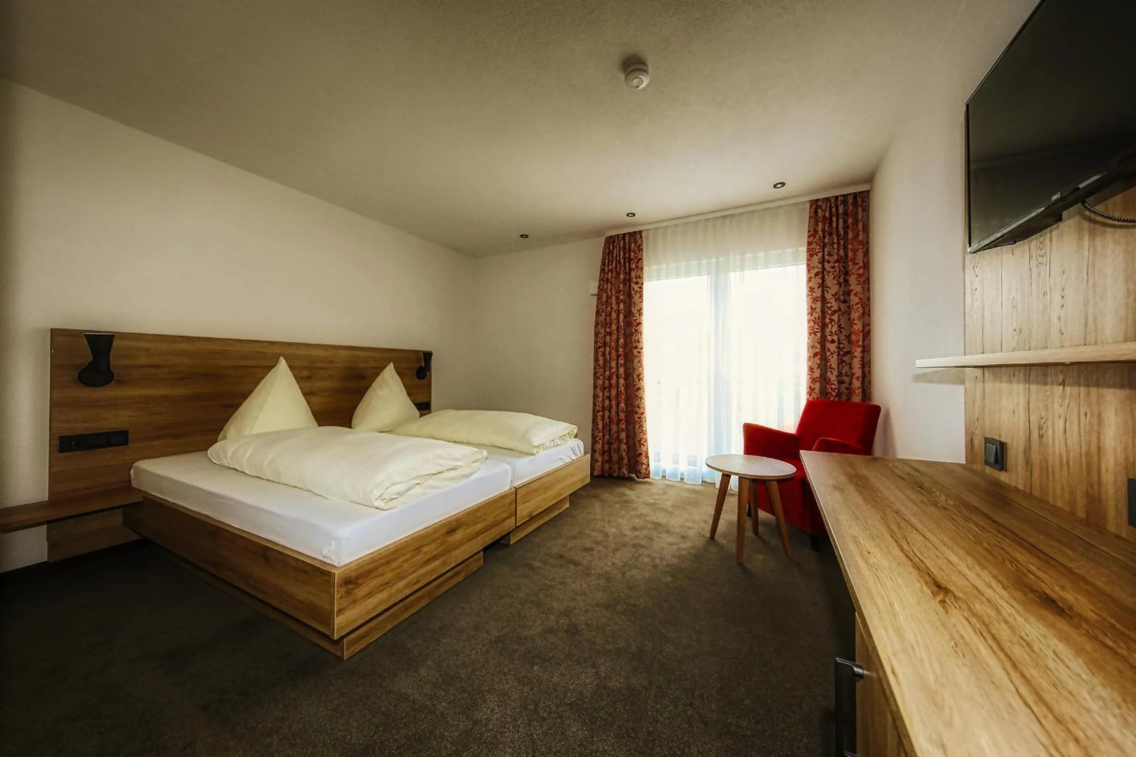 Photo of the whole room, Bed in Hotel Linde Pfalz