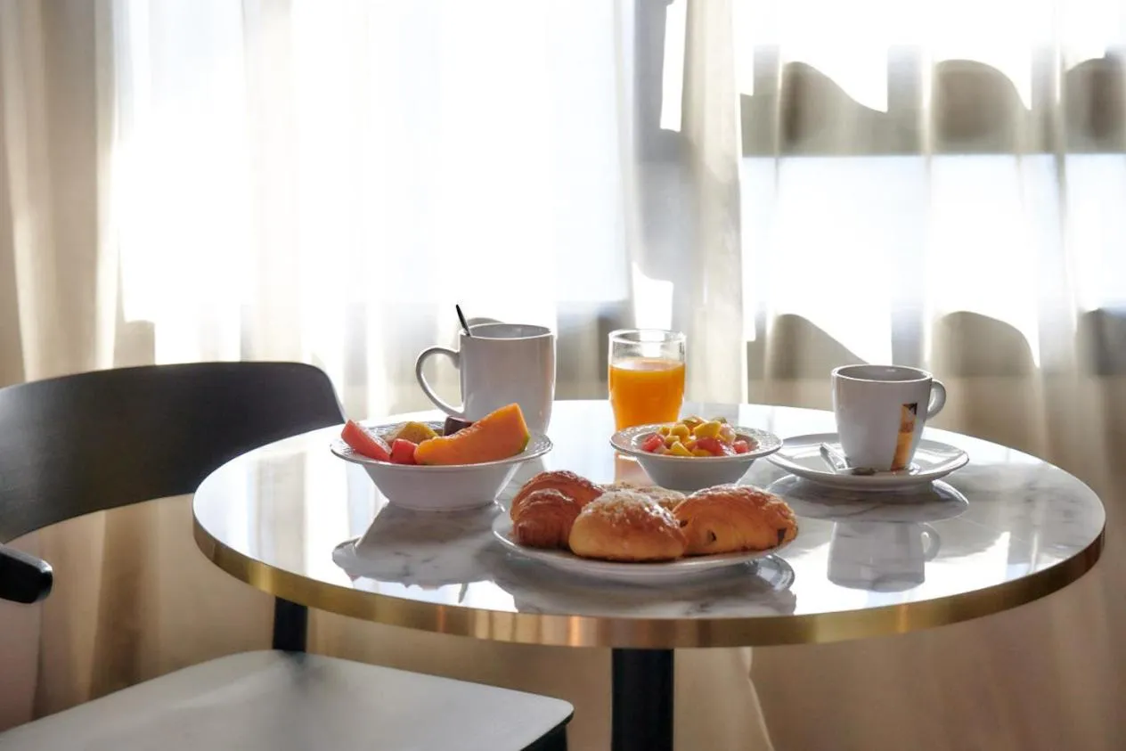 Food and drinks in DINA MORGABINE SAINT DENIS