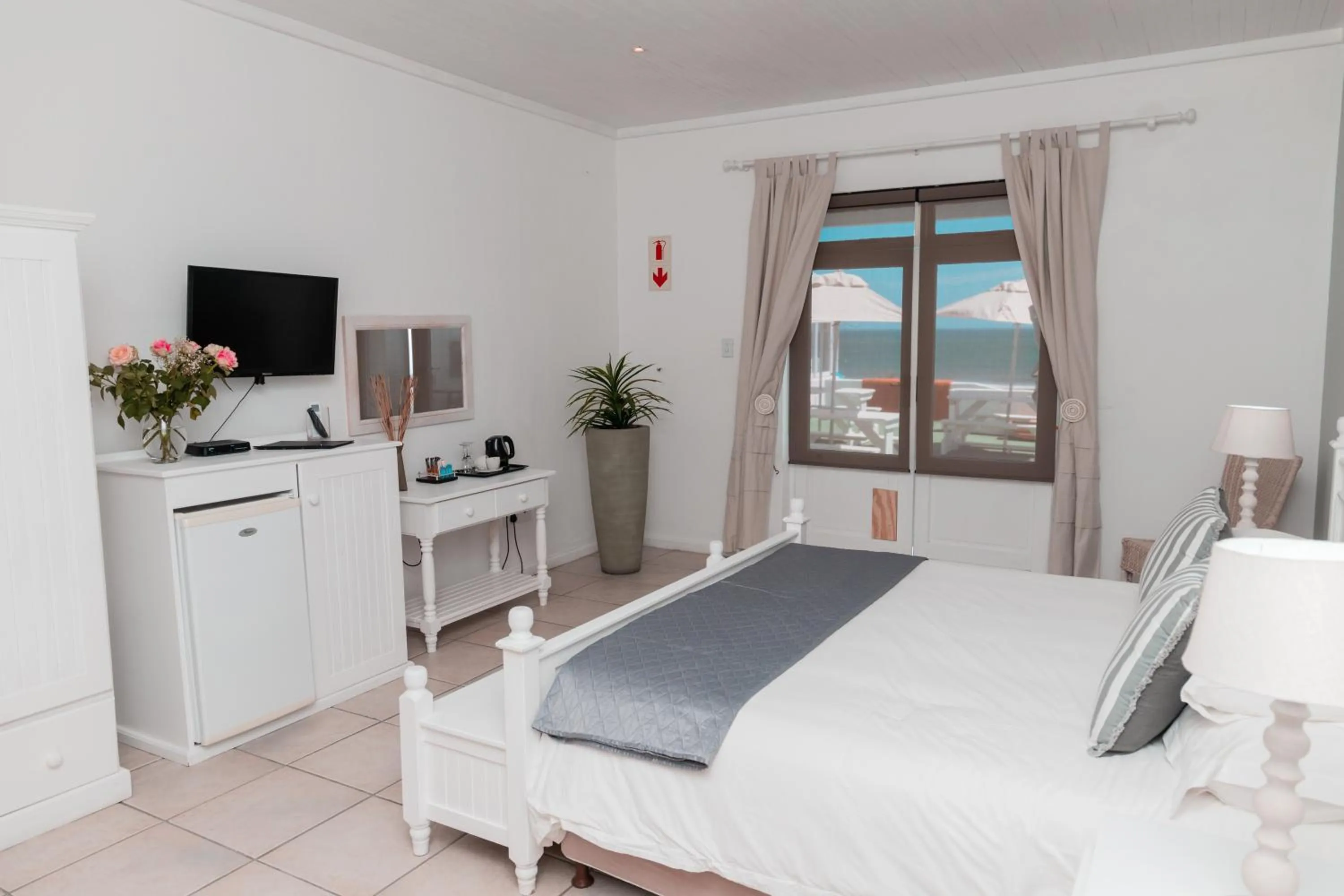 Photo of the whole room, Bed in Paternoster Lodge