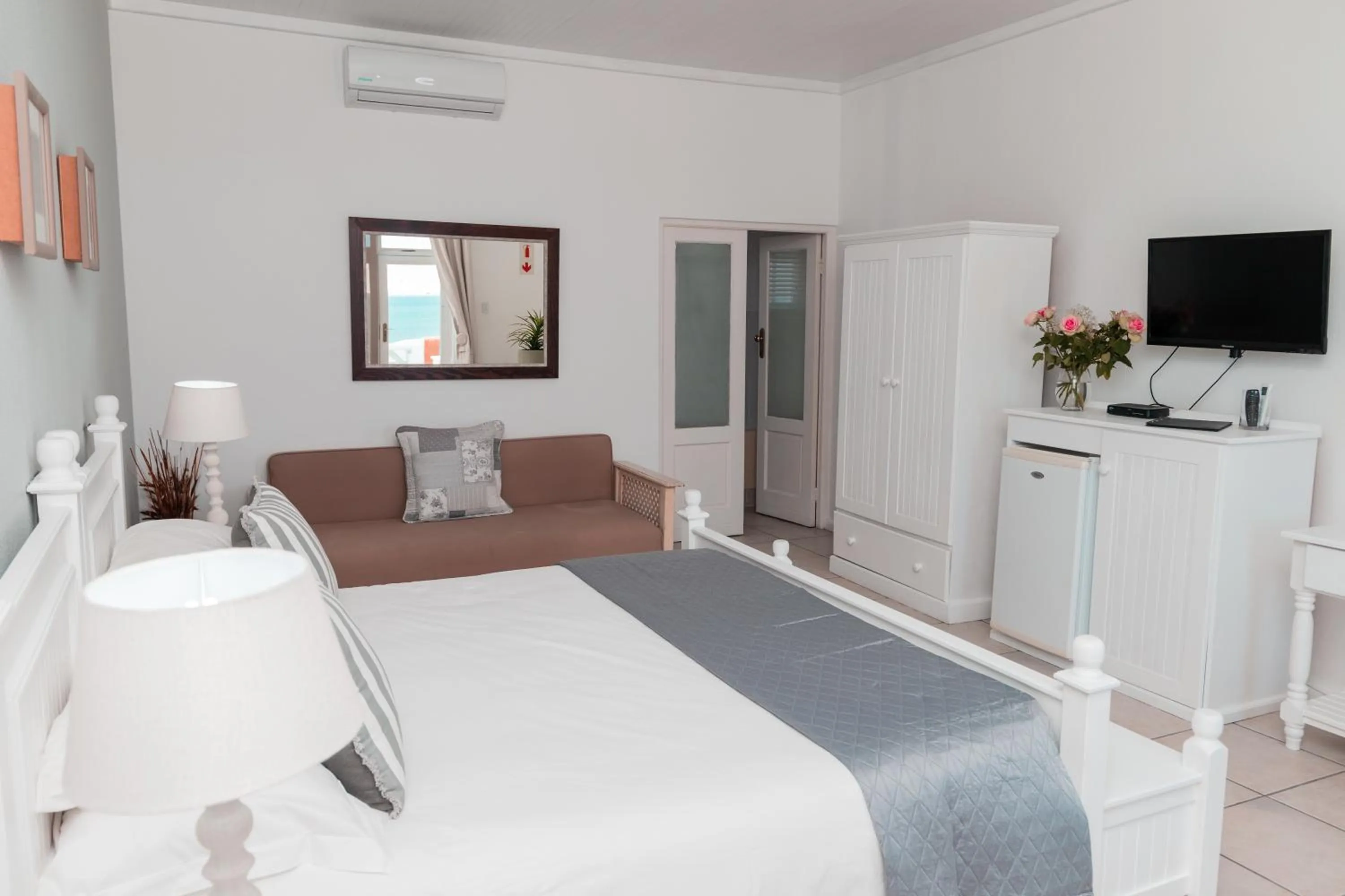 Photo of the whole room, Bed in Paternoster Lodge