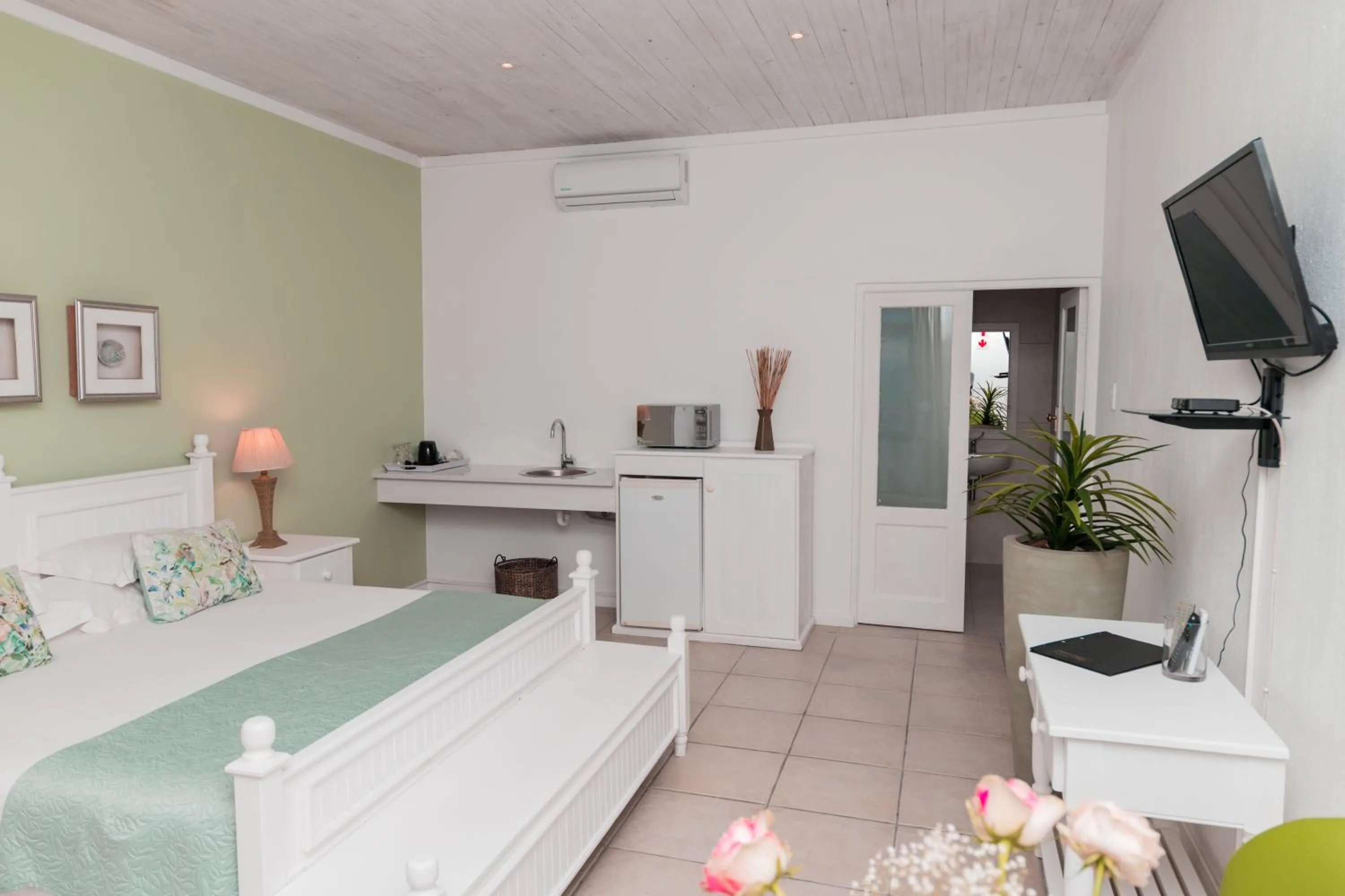 Kitchen or kitchenette, Bed in Paternoster Lodge