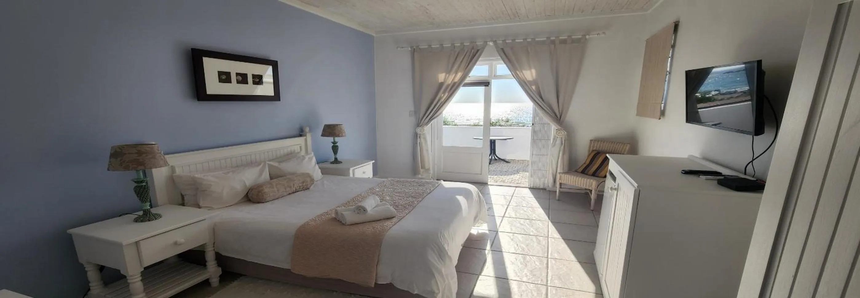 Photo of the whole room, Bed in Paternoster Lodge