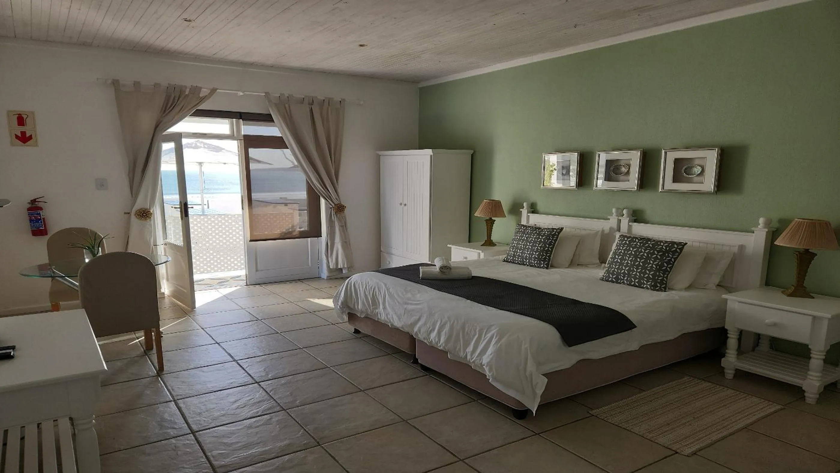 Photo of the whole room, Bed in Paternoster Lodge