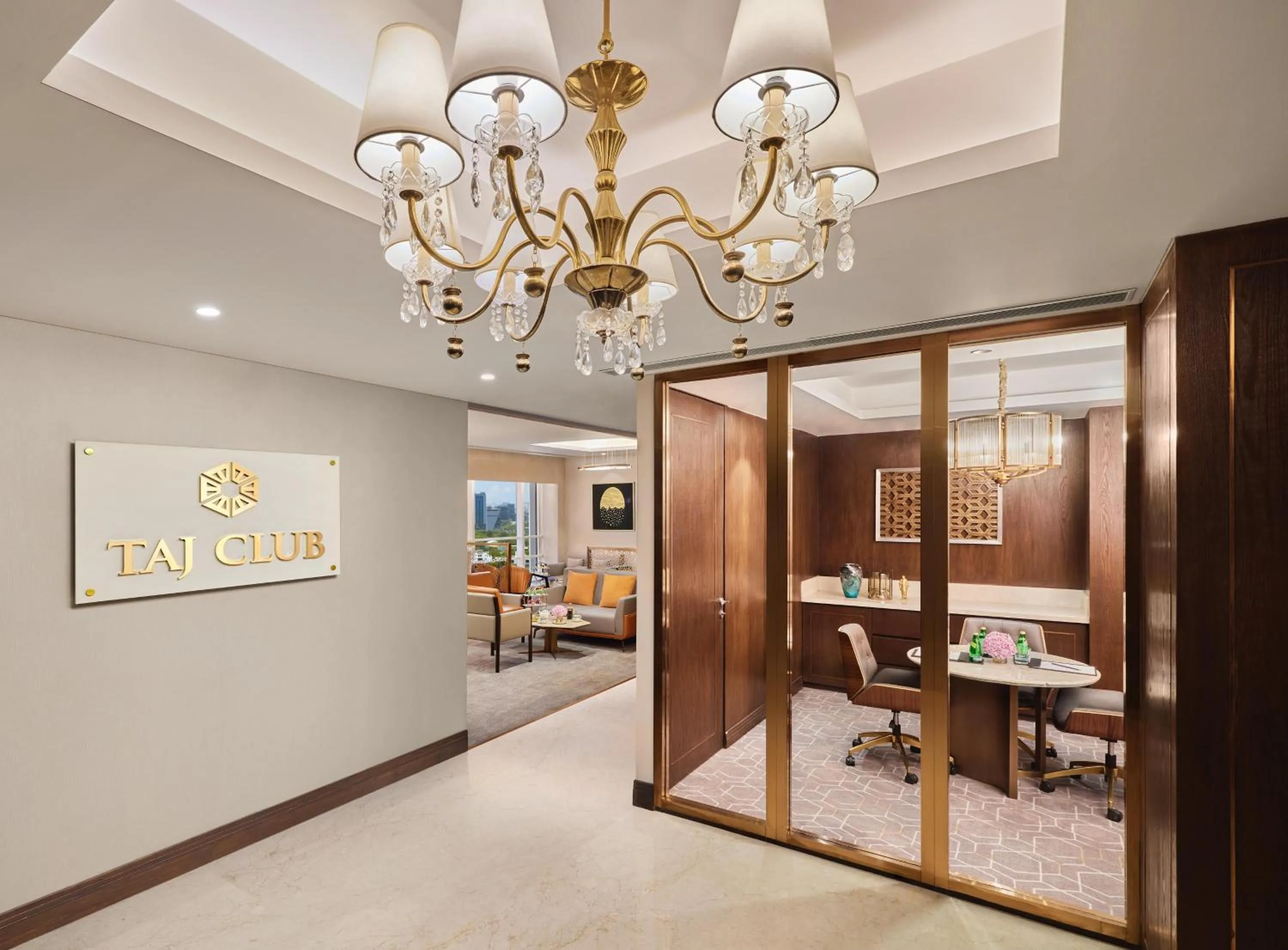 Lounge or bar in Taj Skyline Ahmedabad