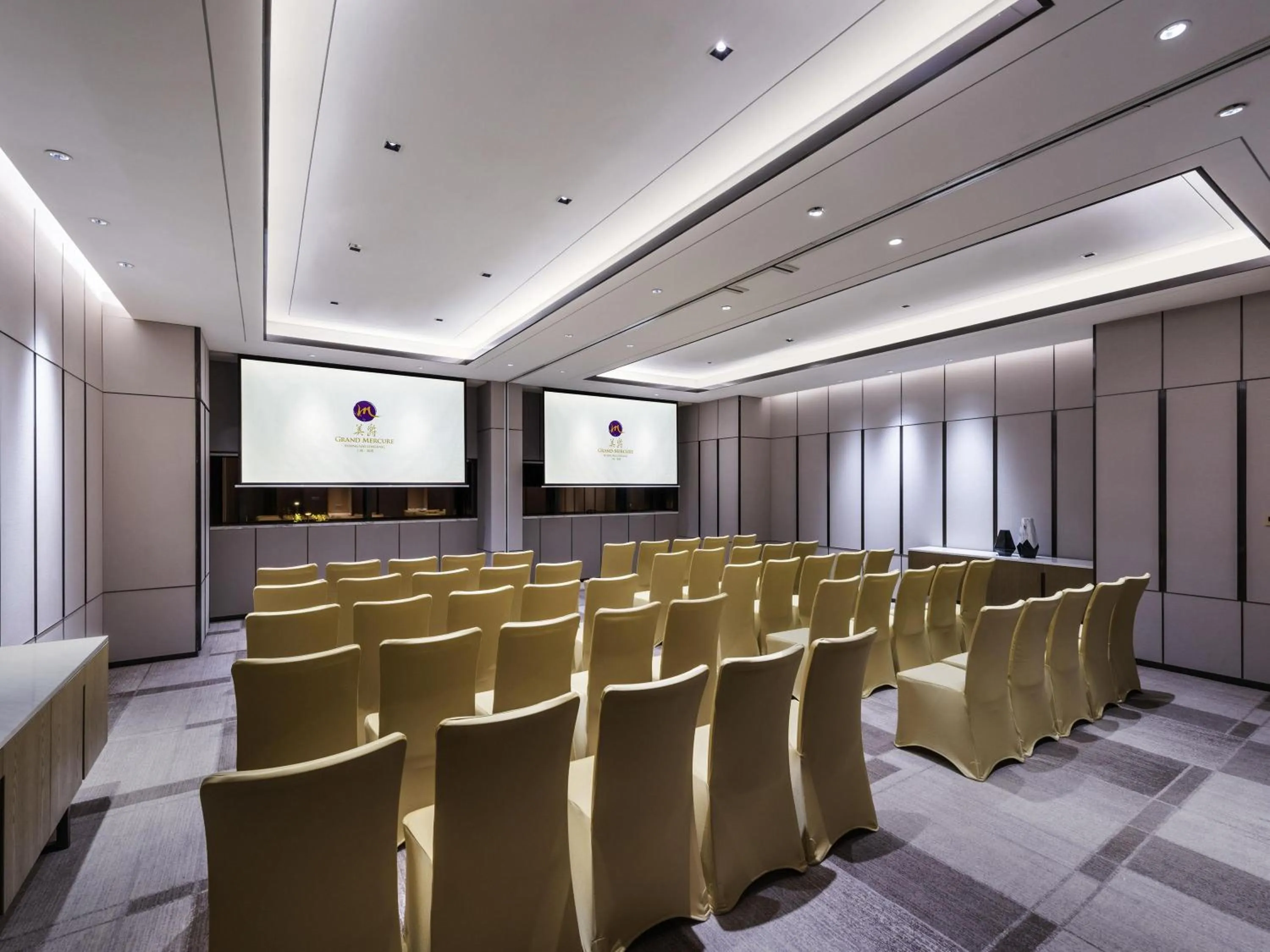 Meeting/conference room in Grand Mercure Shanghai Lingang