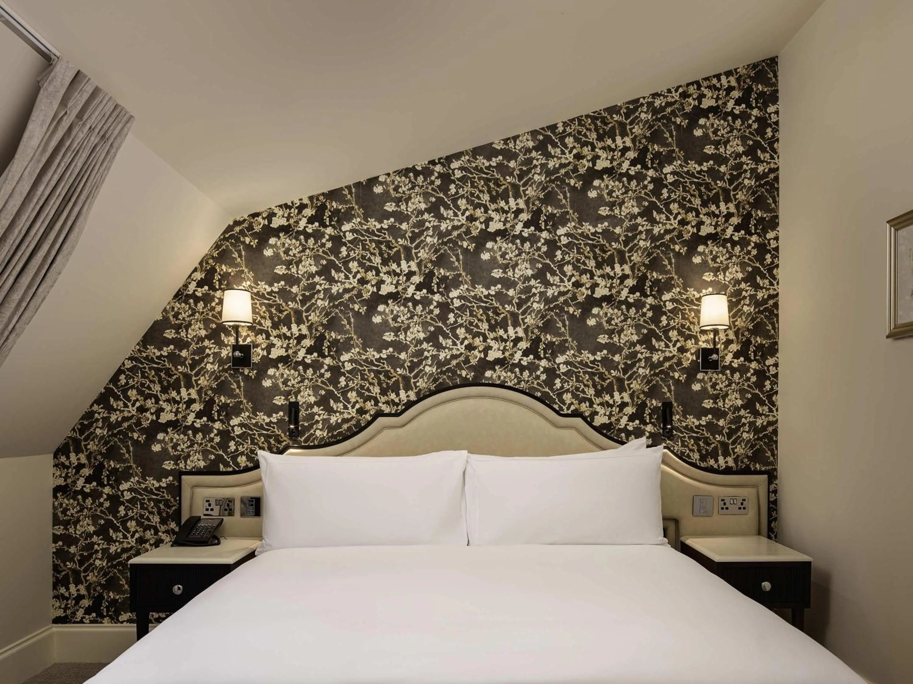 Bedroom, Bed in Fairmont Windsor Park