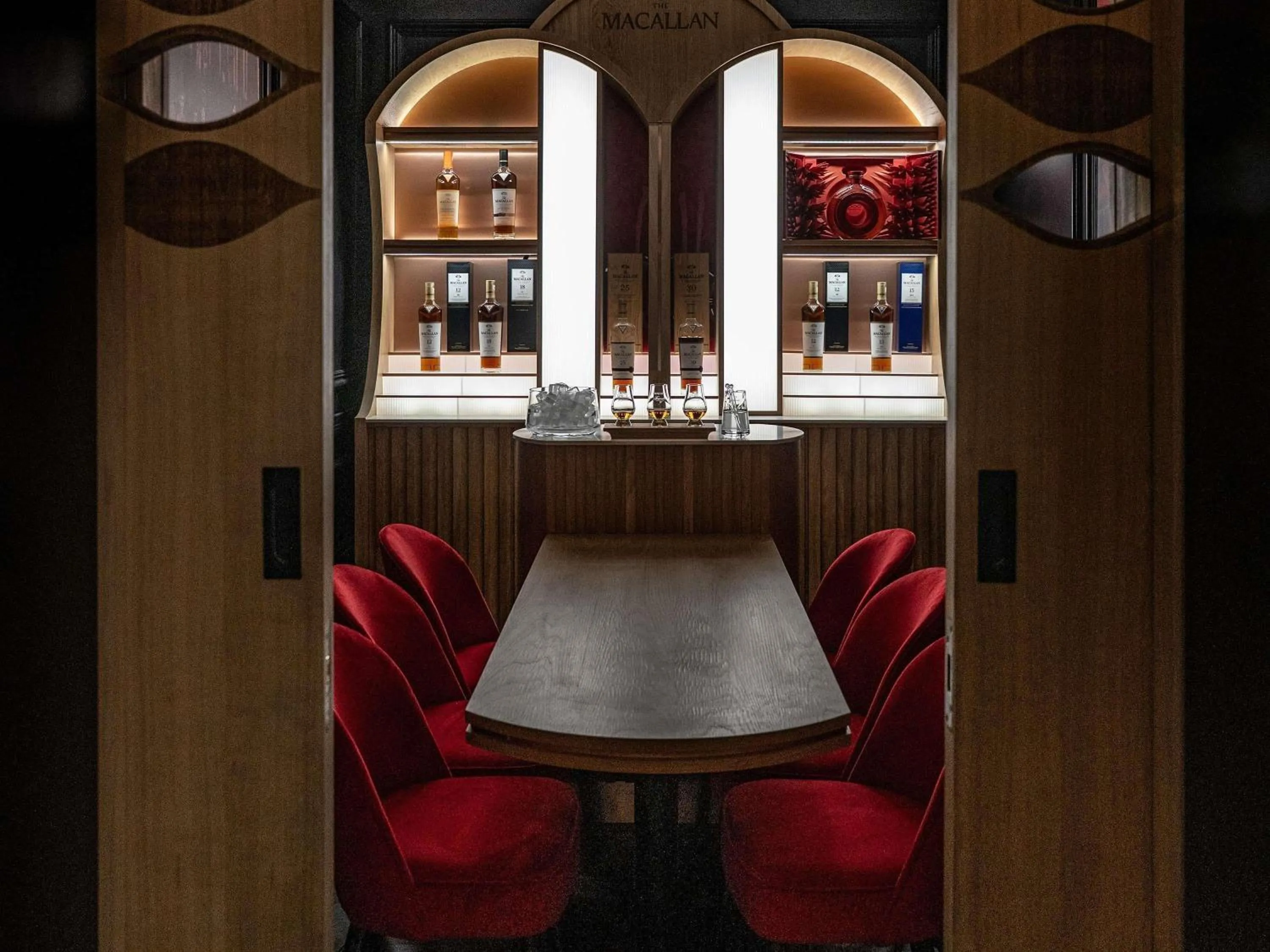 Lounge or bar in Fairmont Windsor Park