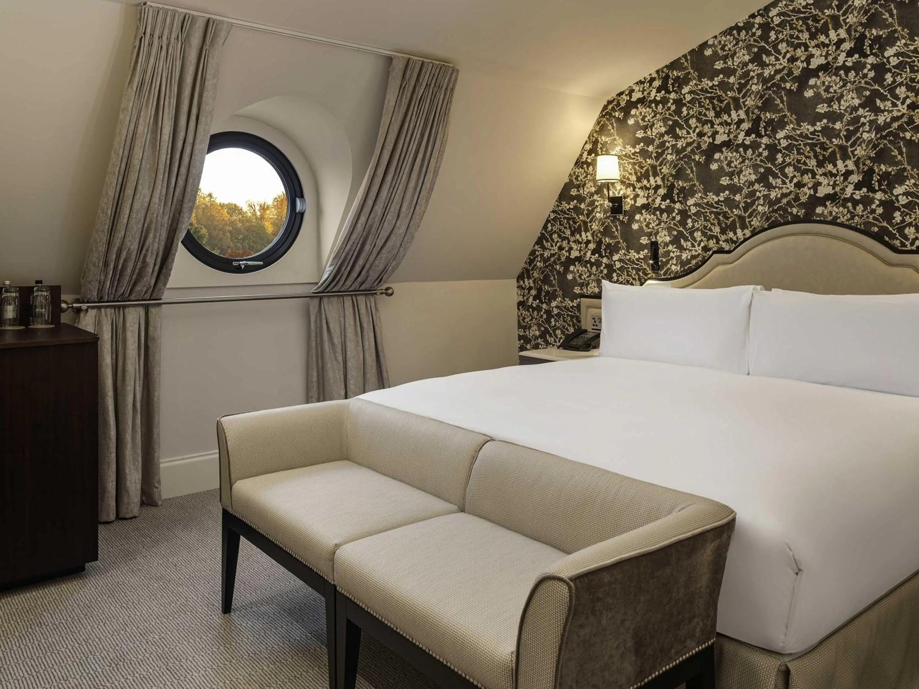 Bedroom, Bed in Fairmont Windsor Park