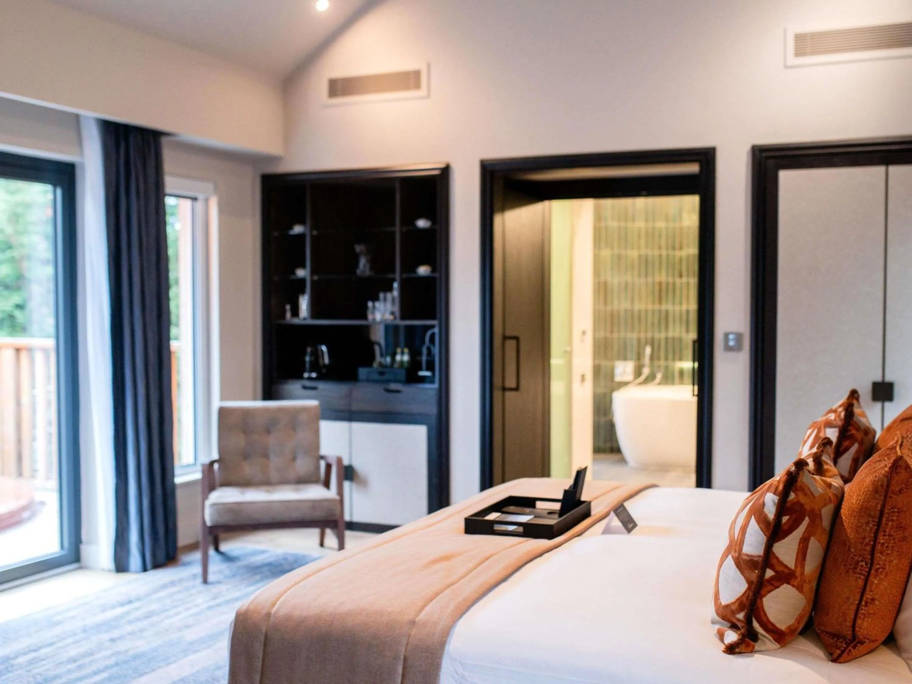 Bedroom, Bed in Fairmont Windsor Park