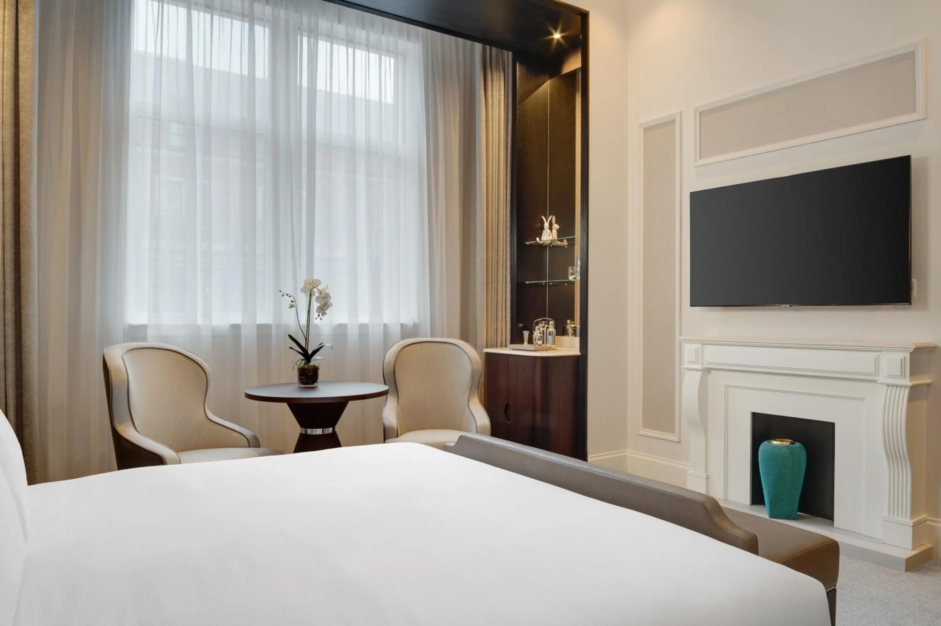 Bedroom, Bed in Fairmont Windsor Park