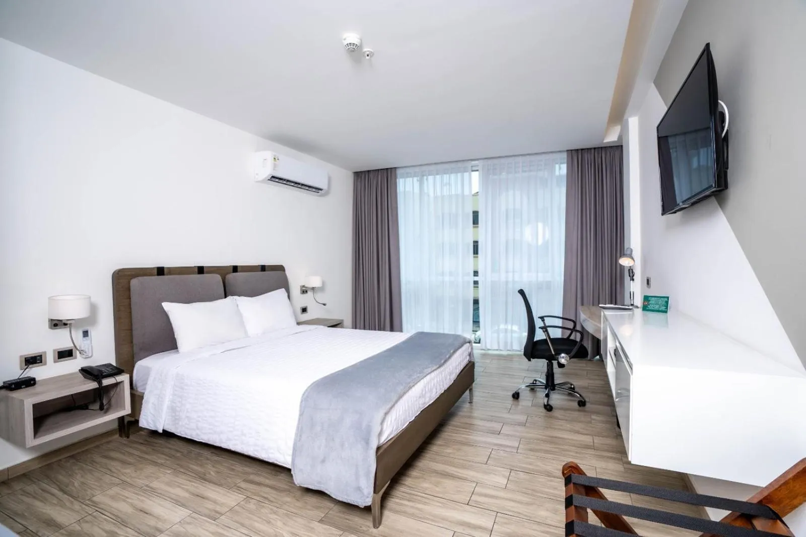 Photo of the whole room, Bed in Hotel Puerto Pacifico Guayaquil Airport